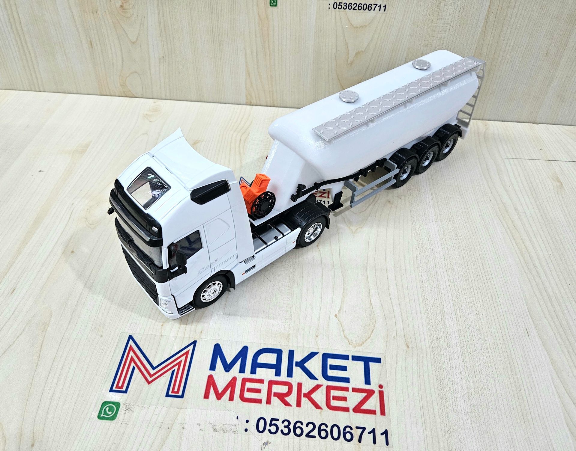 1/32 WELLY BEYAZ VOLVO FH4 W TİPİ DÜZ SİLOBAS TIR MAKETİ