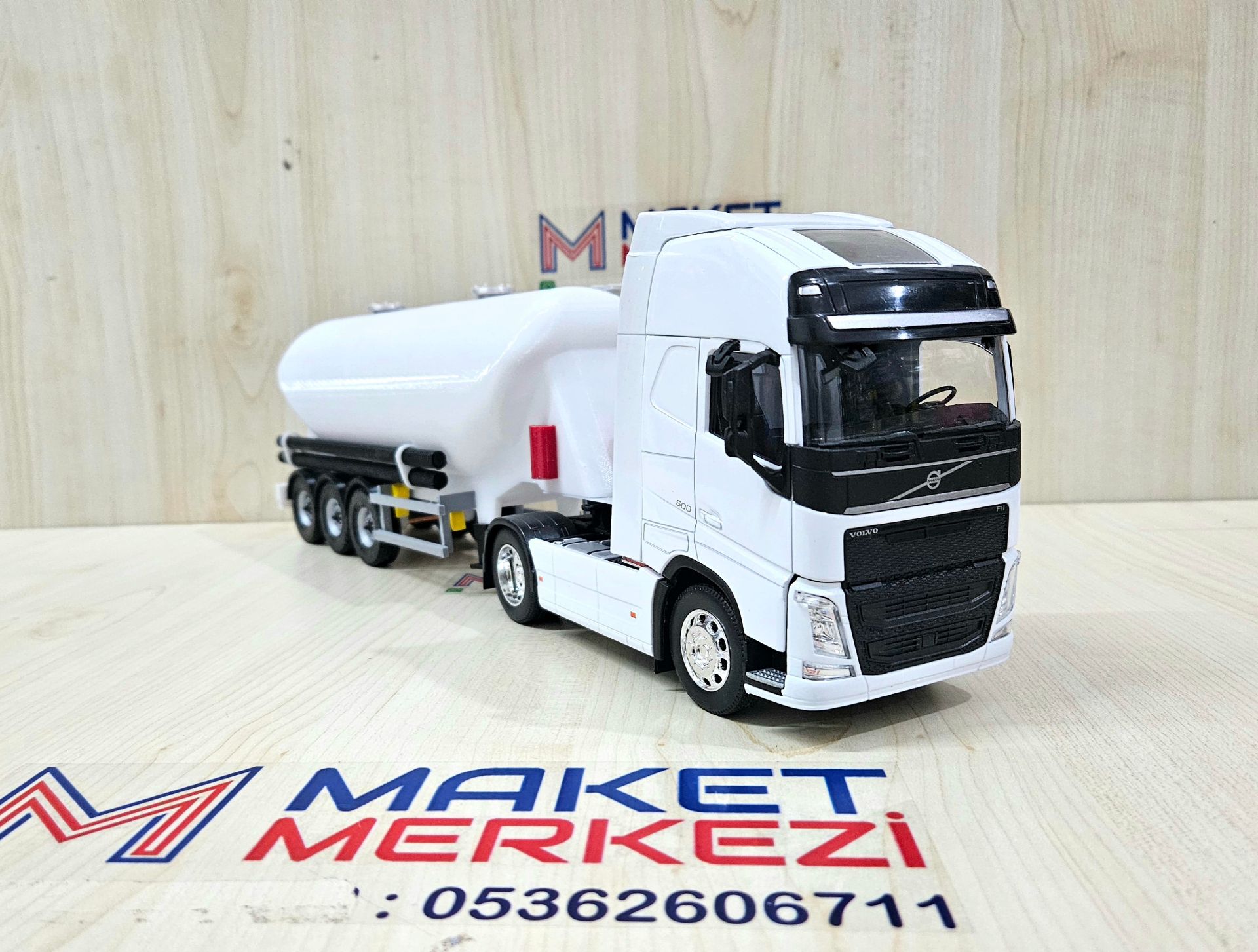 1/32 WELLY BEYAZ VOLVO FH4 W TİPİ DÜZ SİLOBAS TIR MAKETİ