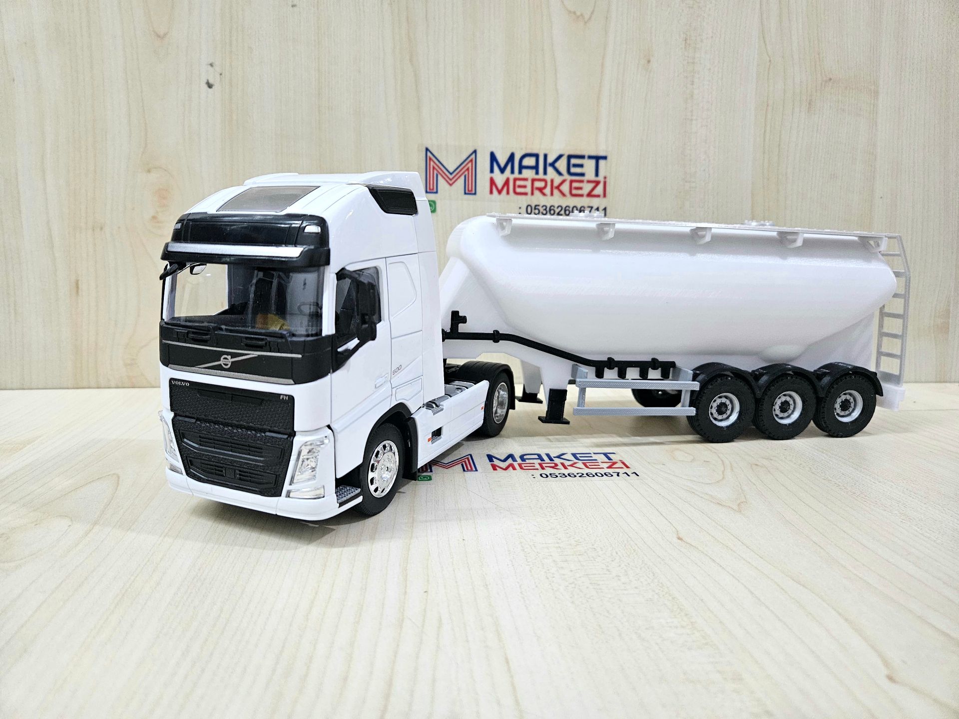 1/32 WELLY BEYAZ VOLVO FH4 W TİPİ DÜZ SİLOBAS TIR MAKETİ