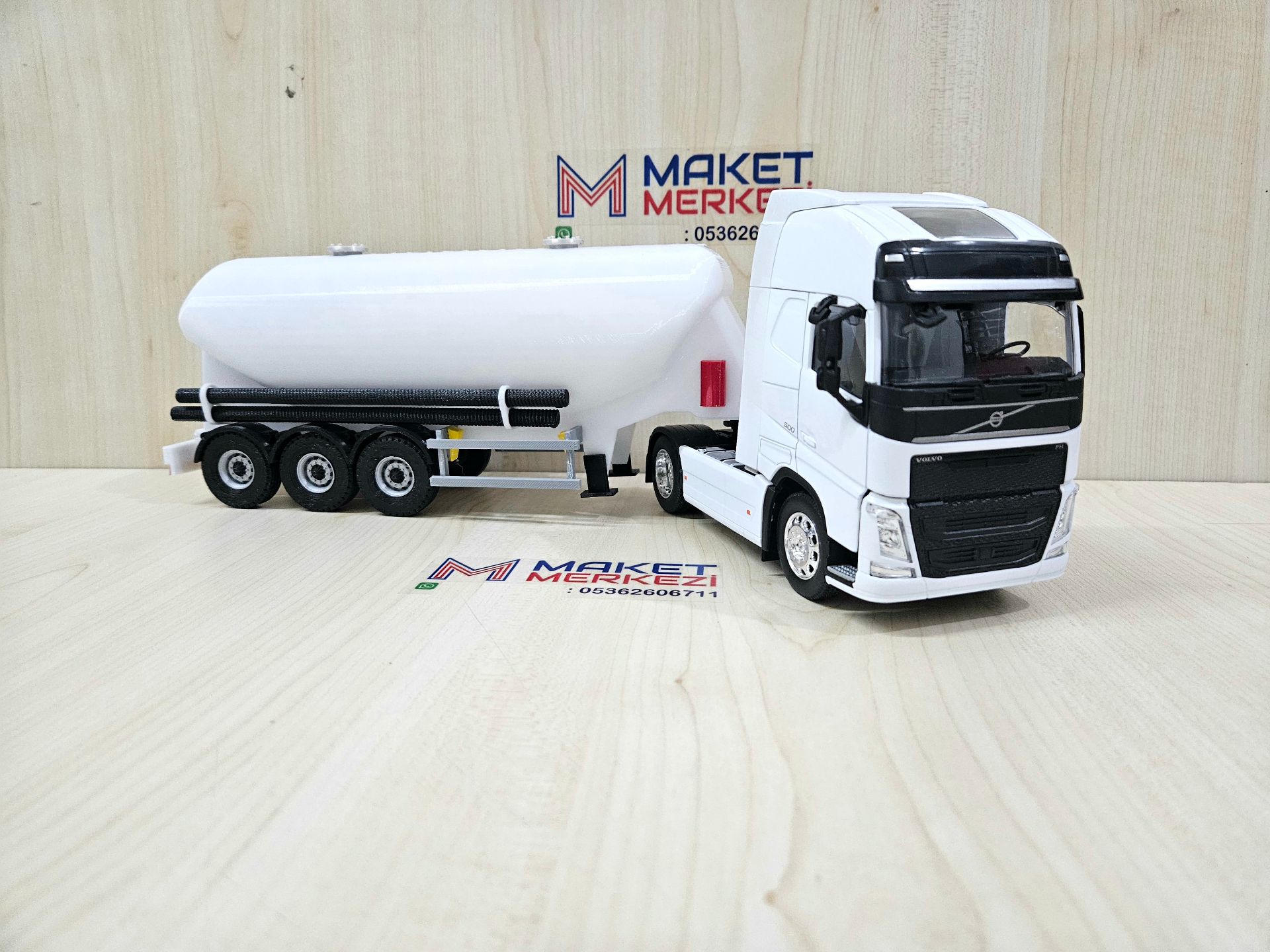 1/32 WELLY BEYAZ VOLVO FH4 W TİPİ DÜZ SİLOBAS TIR MAKETİ