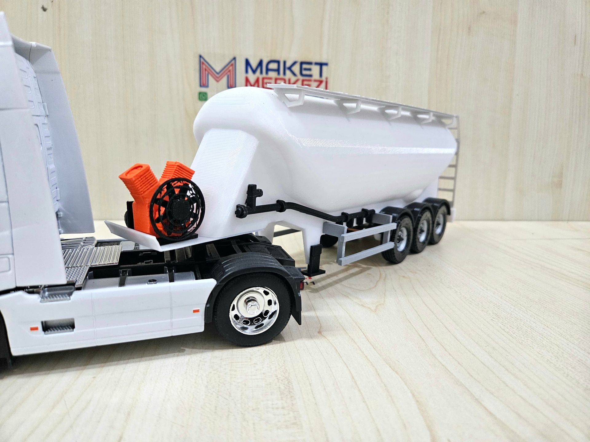 1/32 WELLY BEYAZ VOLVO FH4 W TİPİ DÜZ SİLOBAS TIR MAKETİ