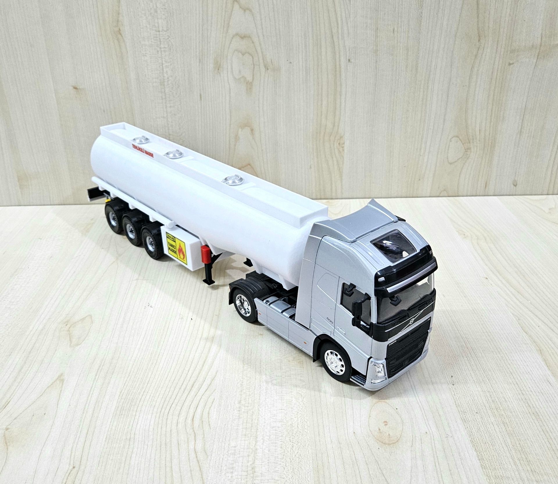 1/32 WELLY GRİ VOLVO FH4 TANKER DORSELİ TIR