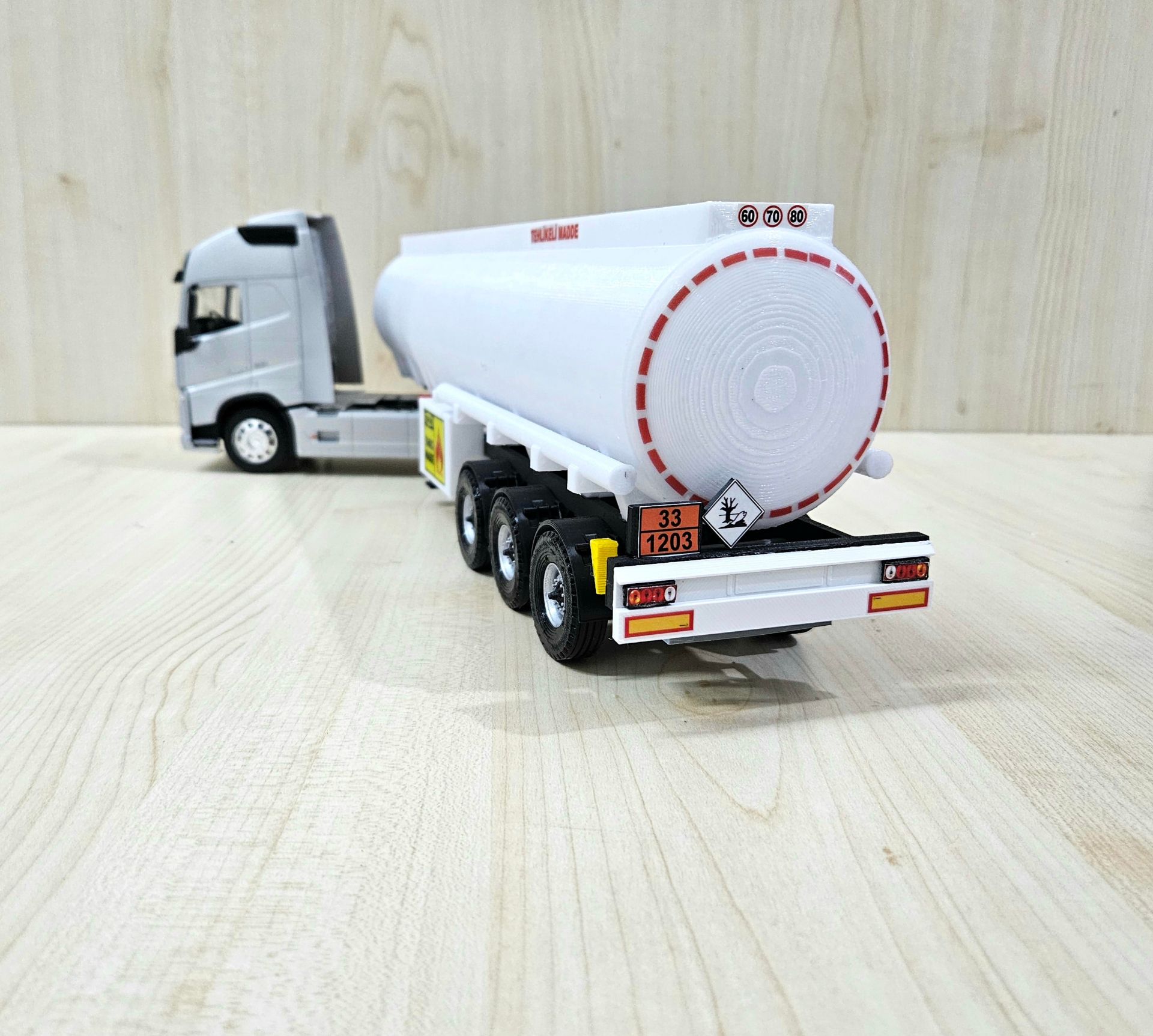 1/32 WELLY GRİ VOLVO FH4 TANKER DORSELİ TIR