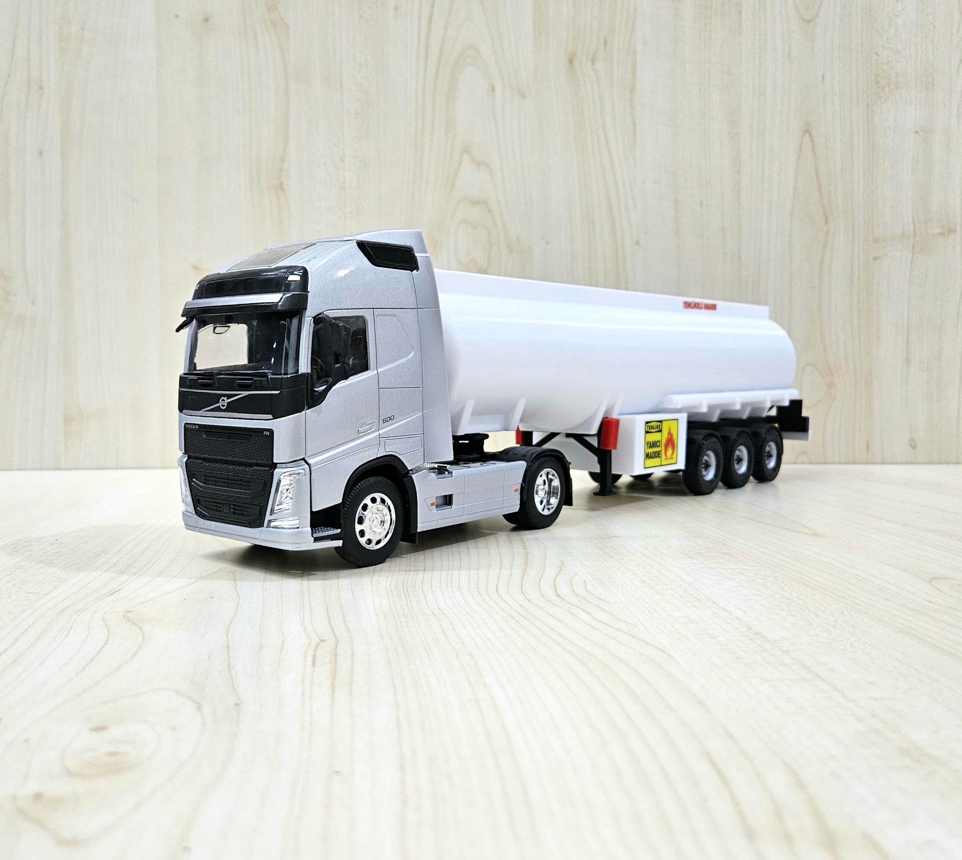 1/32 WELLY GRİ VOLVO FH4 TANKER DORSELİ TIR