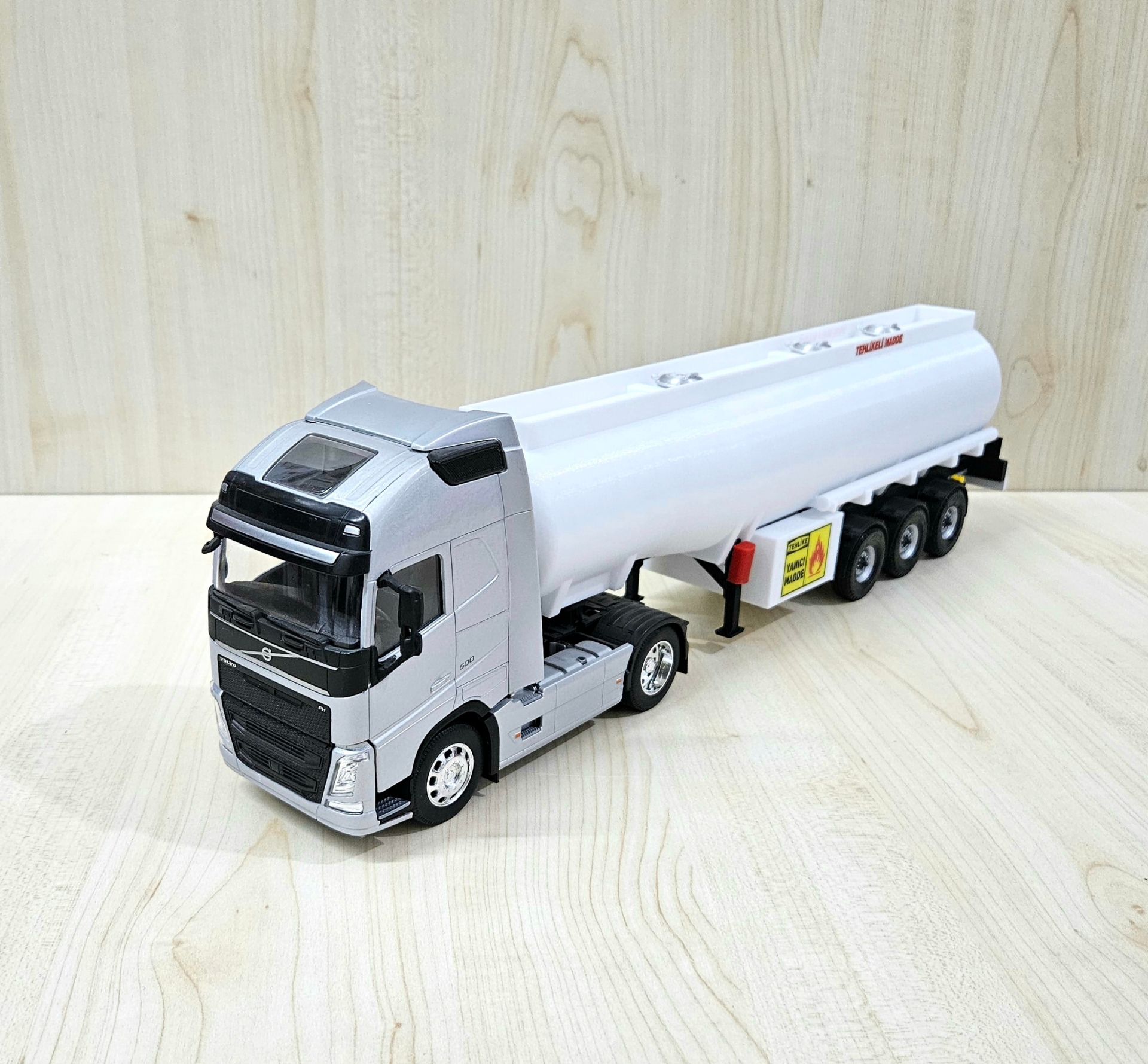 1/32 WELLY GRİ VOLVO FH4 TANKER DORSELİ TIR