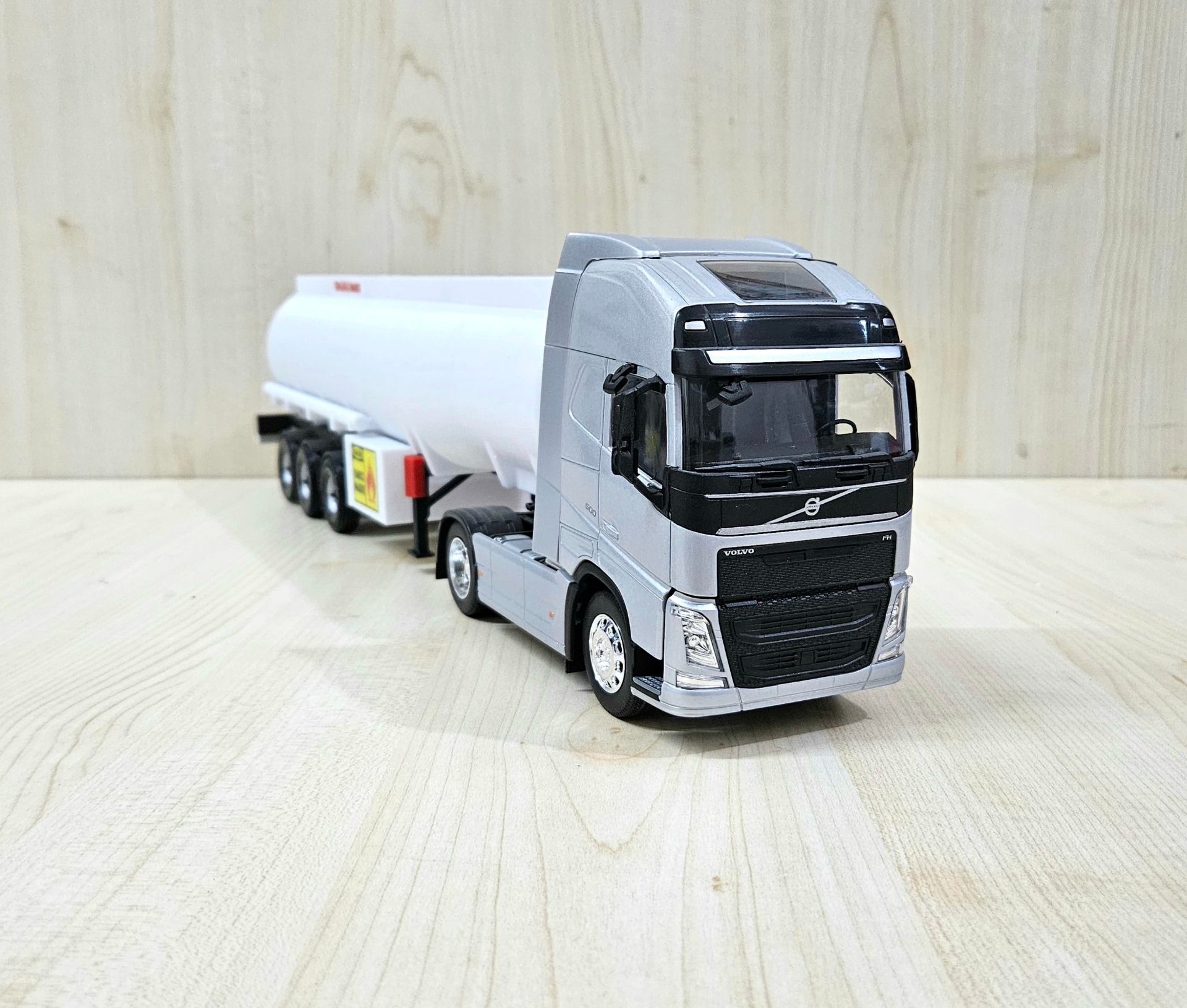 1/32 WELLY GRİ VOLVO FH4 TANKER DORSELİ TIR