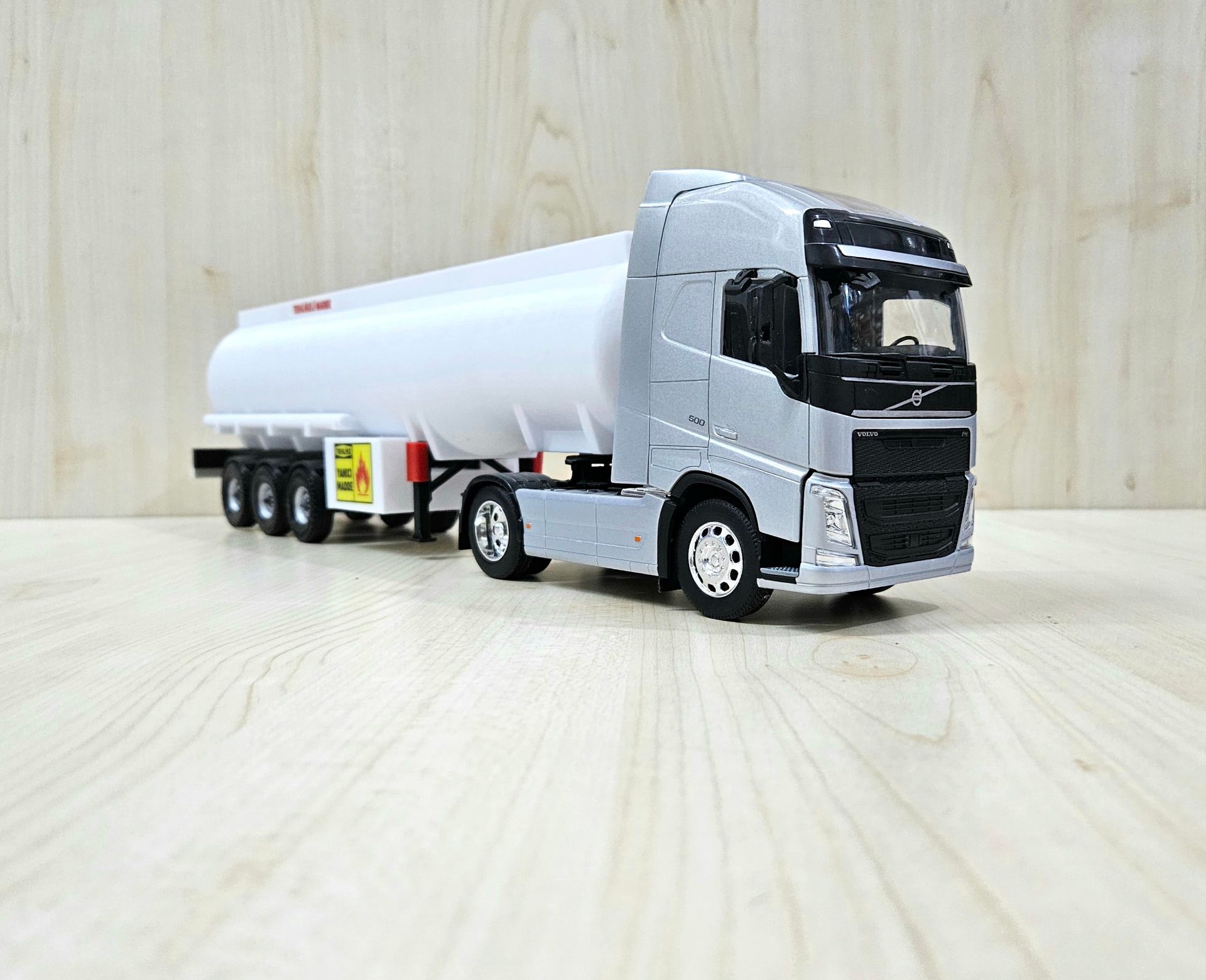 1/32 WELLY GRİ VOLVO FH4 TANKER DORSELİ TIR