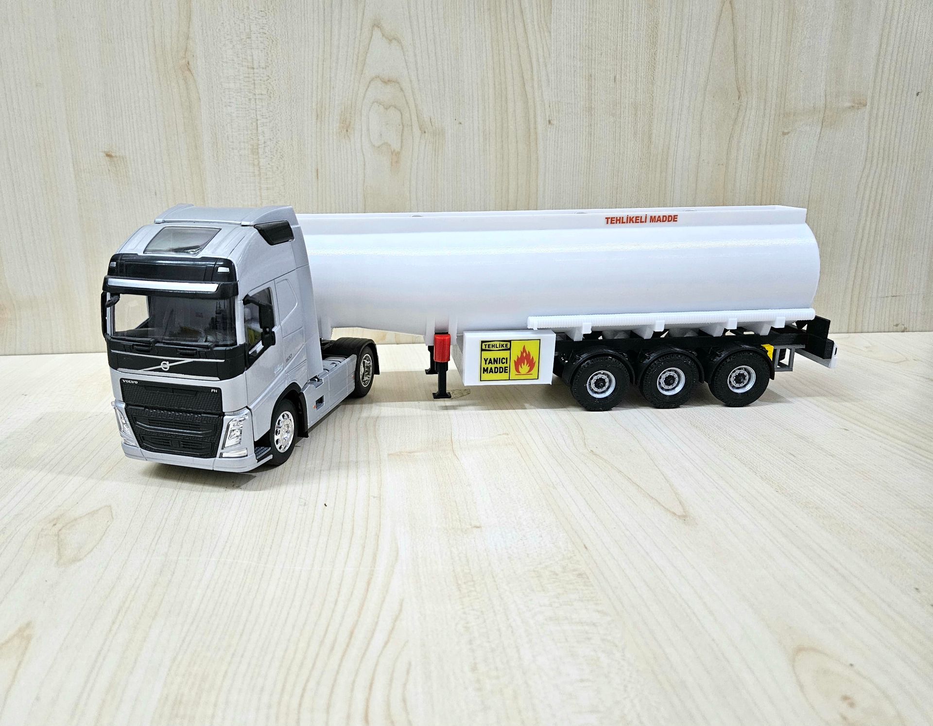 1/32 WELLY GRİ VOLVO FH4 TANKER DORSELİ TIR