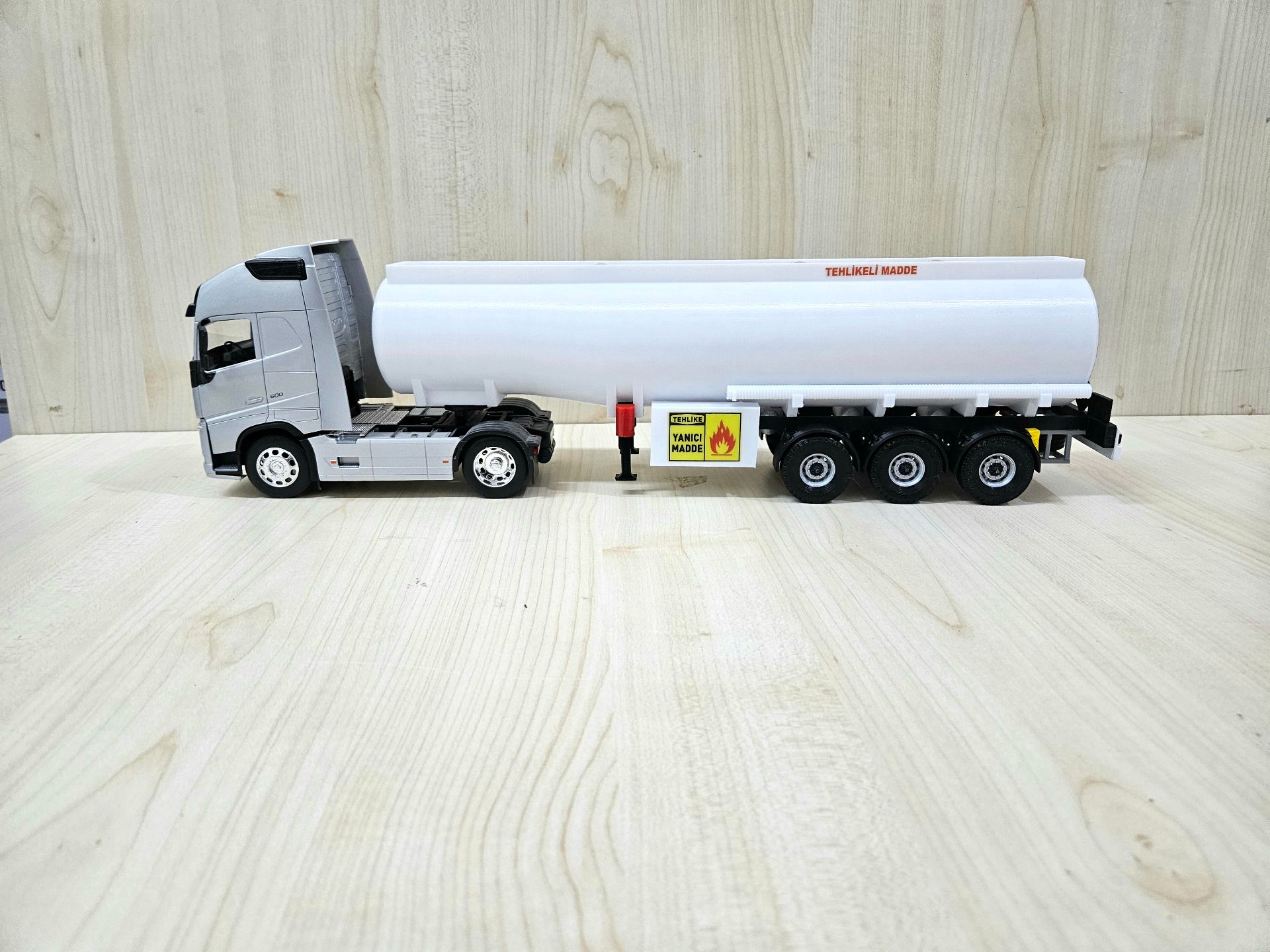 1/32 WELLY GRİ VOLVO FH4 TANKER DORSELİ TIR