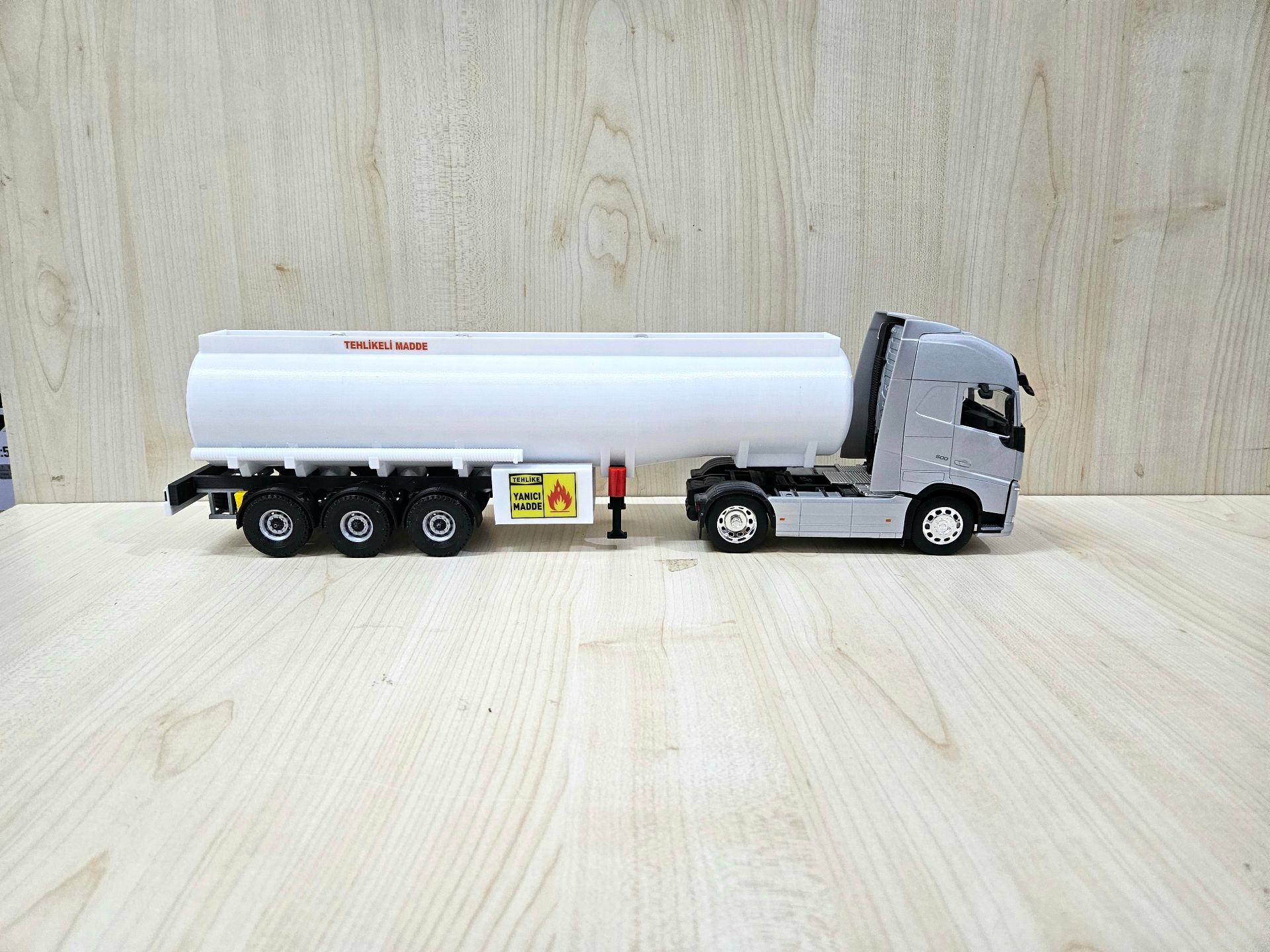 1/32 WELLY GRİ VOLVO FH4 TANKER DORSELİ TIR