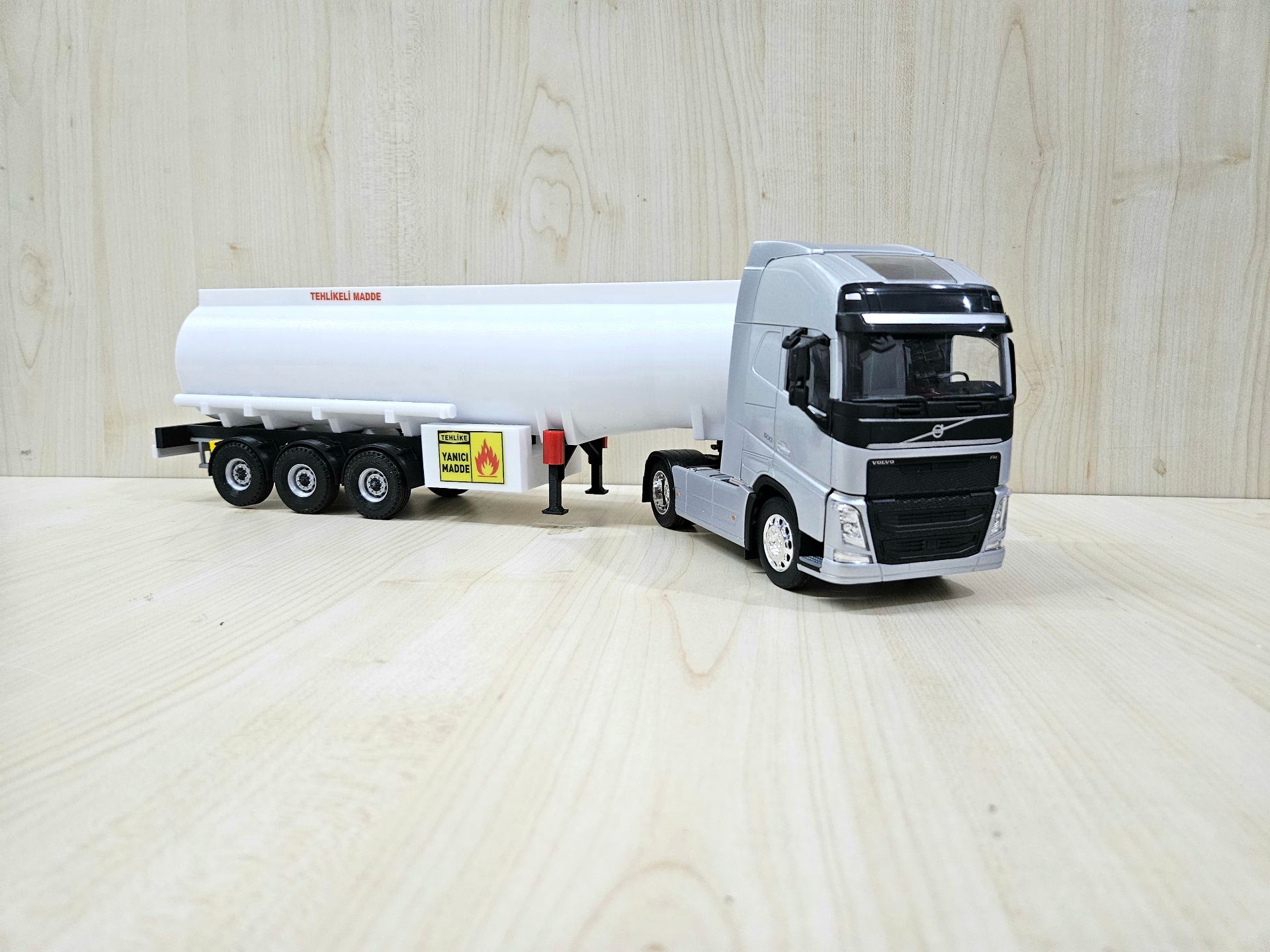 1/32 WELLY GRİ VOLVO FH4 TANKER DORSELİ TIR