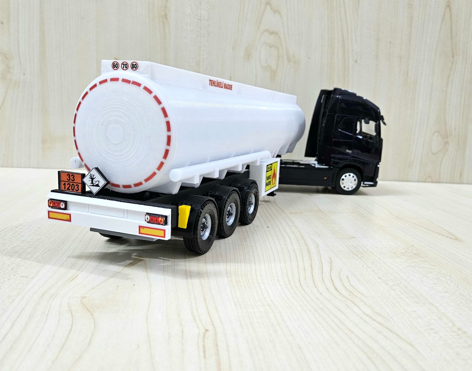 1/32 WELLY LACİVERT VOLVO FH4 TANKER DORSELİ TIR