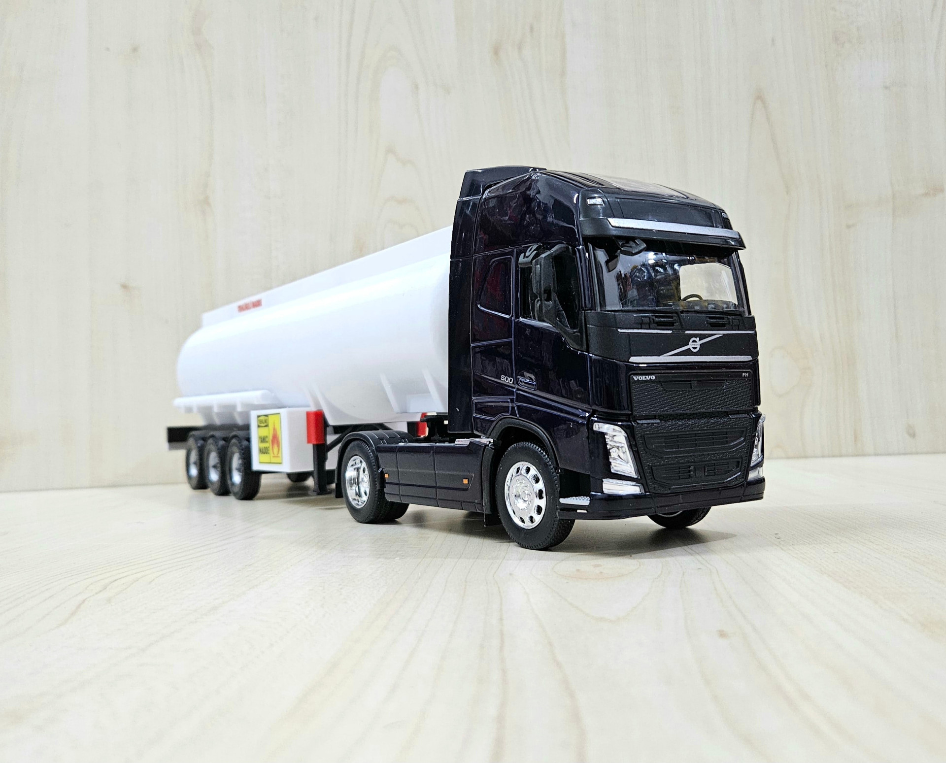 1/32 WELLY LACİVERT VOLVO FH4 TANKER DORSELİ TIR