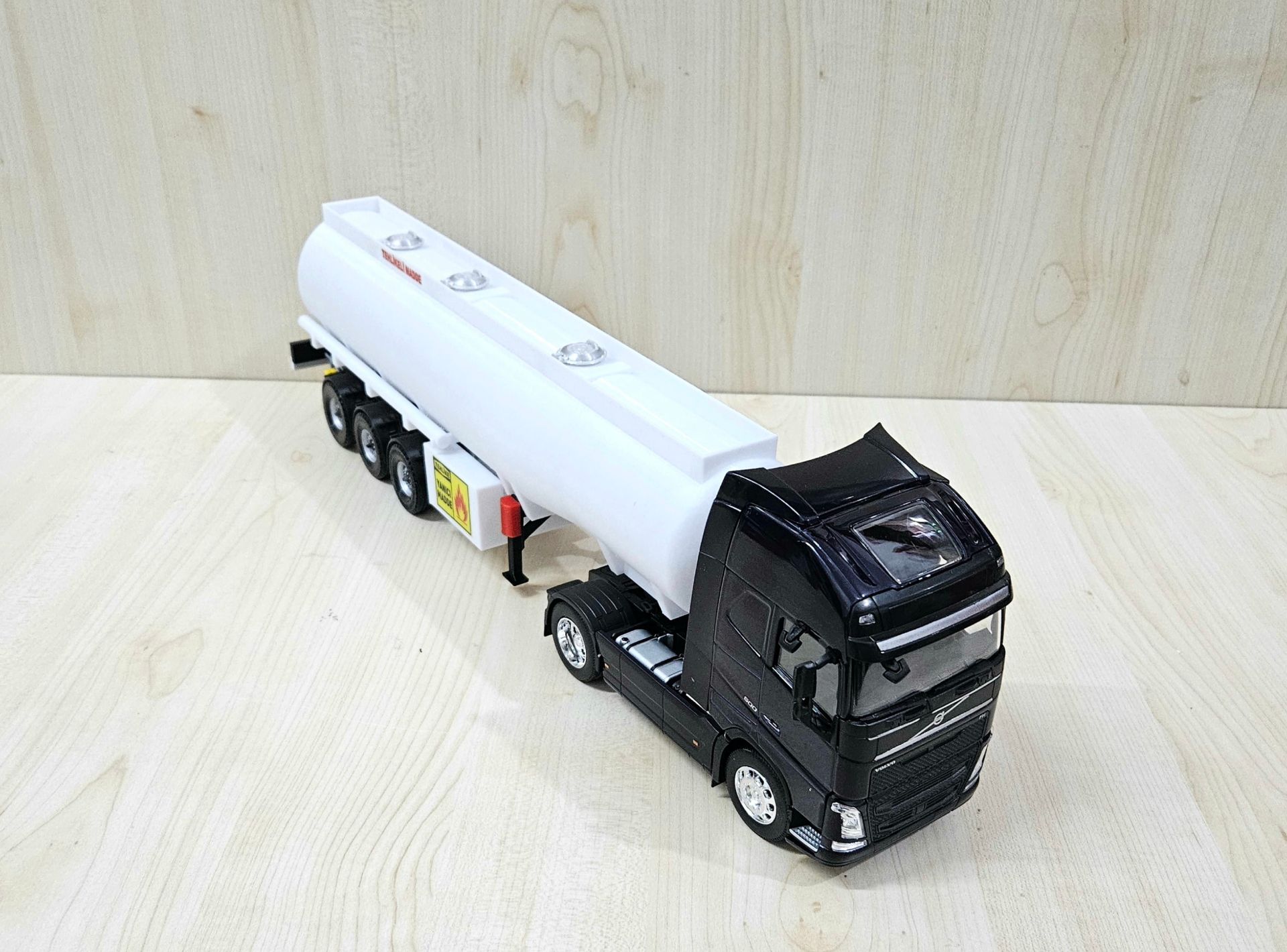 1/32 WELLY LACİVERT VOLVO FH4 TANKER DORSELİ TIR