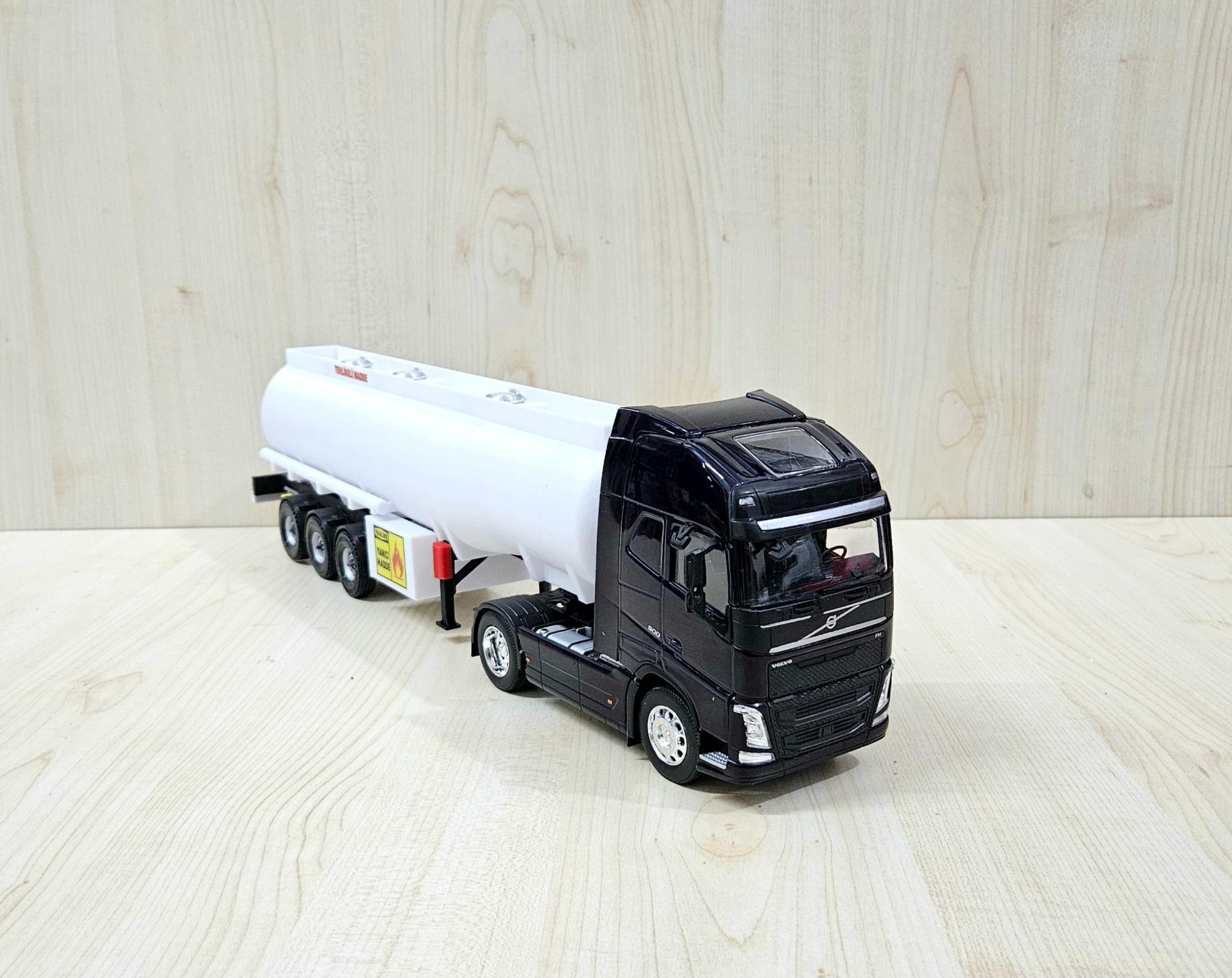 1/32 WELLY LACİVERT VOLVO FH4 TANKER DORSELİ TIR