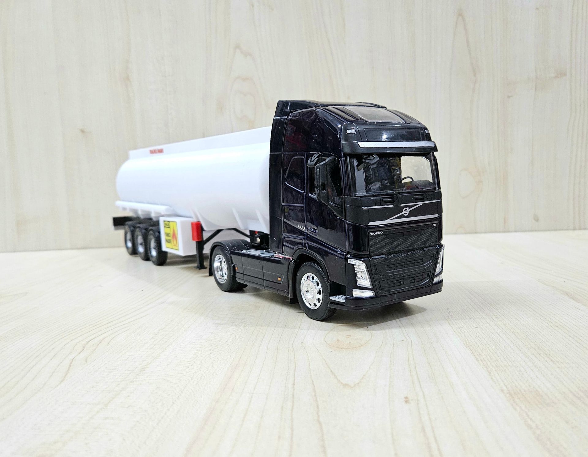 1/32 WELLY LACİVERT VOLVO FH4 TANKER DORSELİ TIR