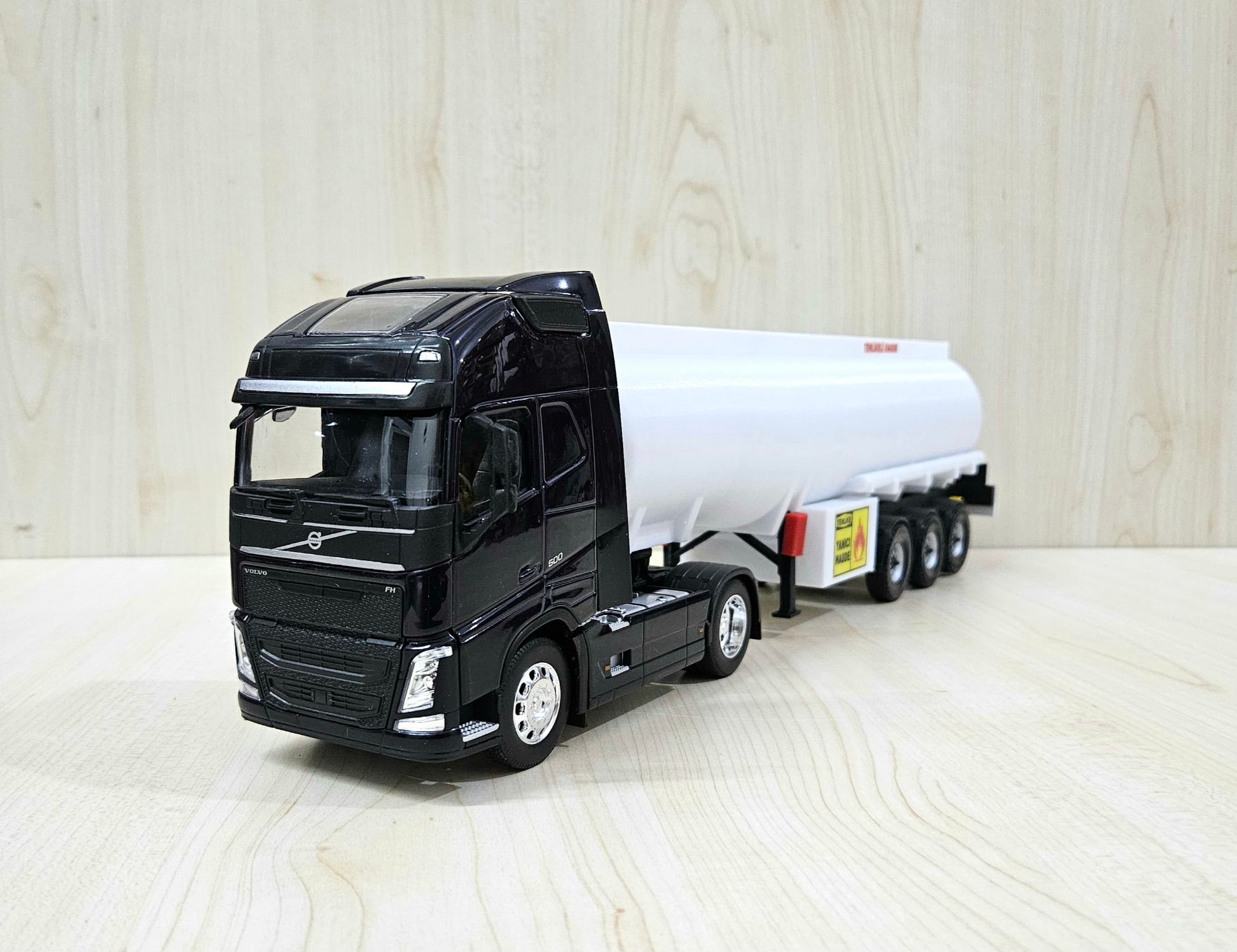 1/32 WELLY LACİVERT VOLVO FH4 TANKER DORSELİ TIR