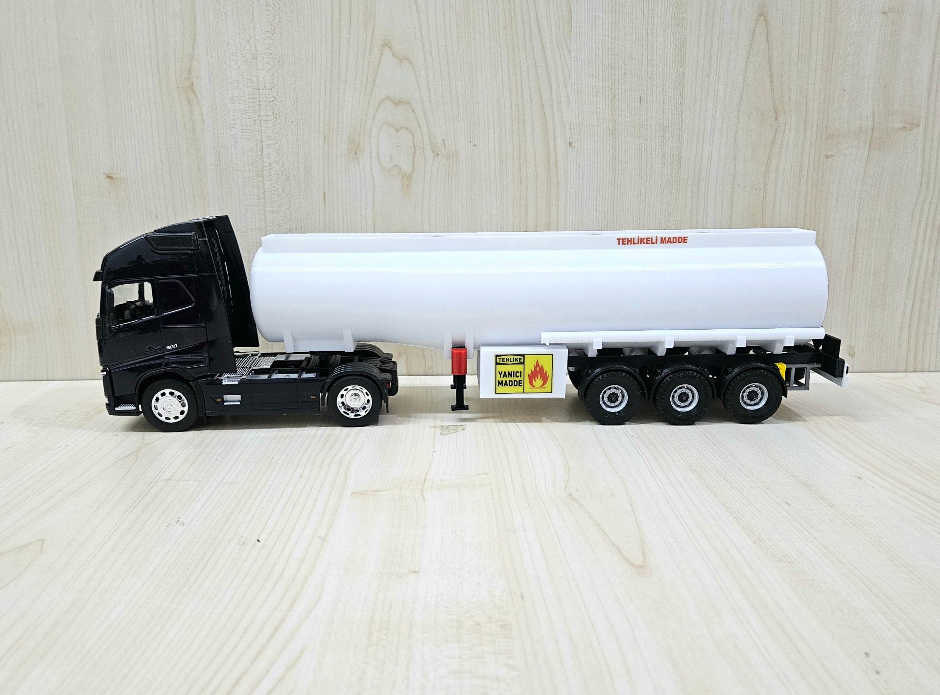 1/32 WELLY LACİVERT VOLVO FH4 TANKER DORSELİ TIR