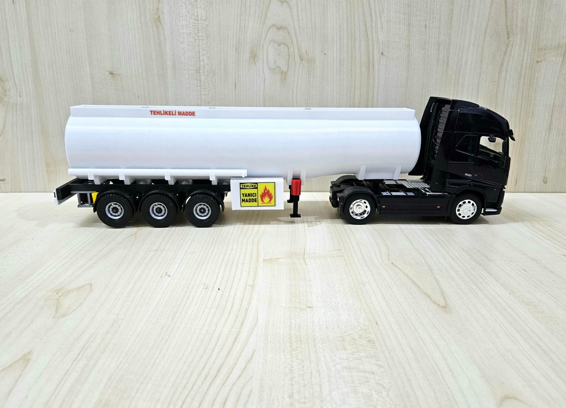1/32 WELLY LACİVERT VOLVO FH4 TANKER DORSELİ TIR