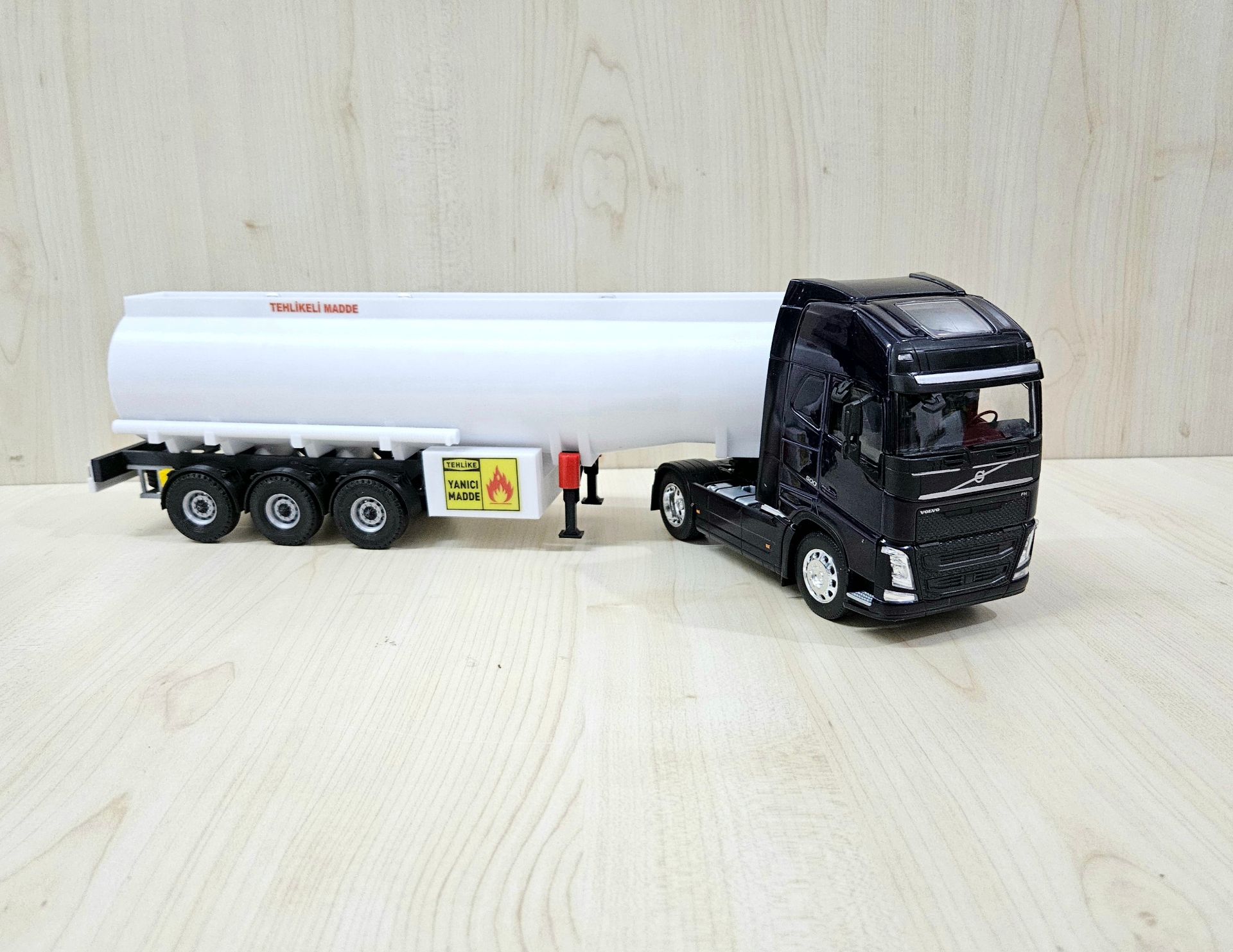 1/32 WELLY LACİVERT VOLVO FH4 TANKER DORSELİ TIR
