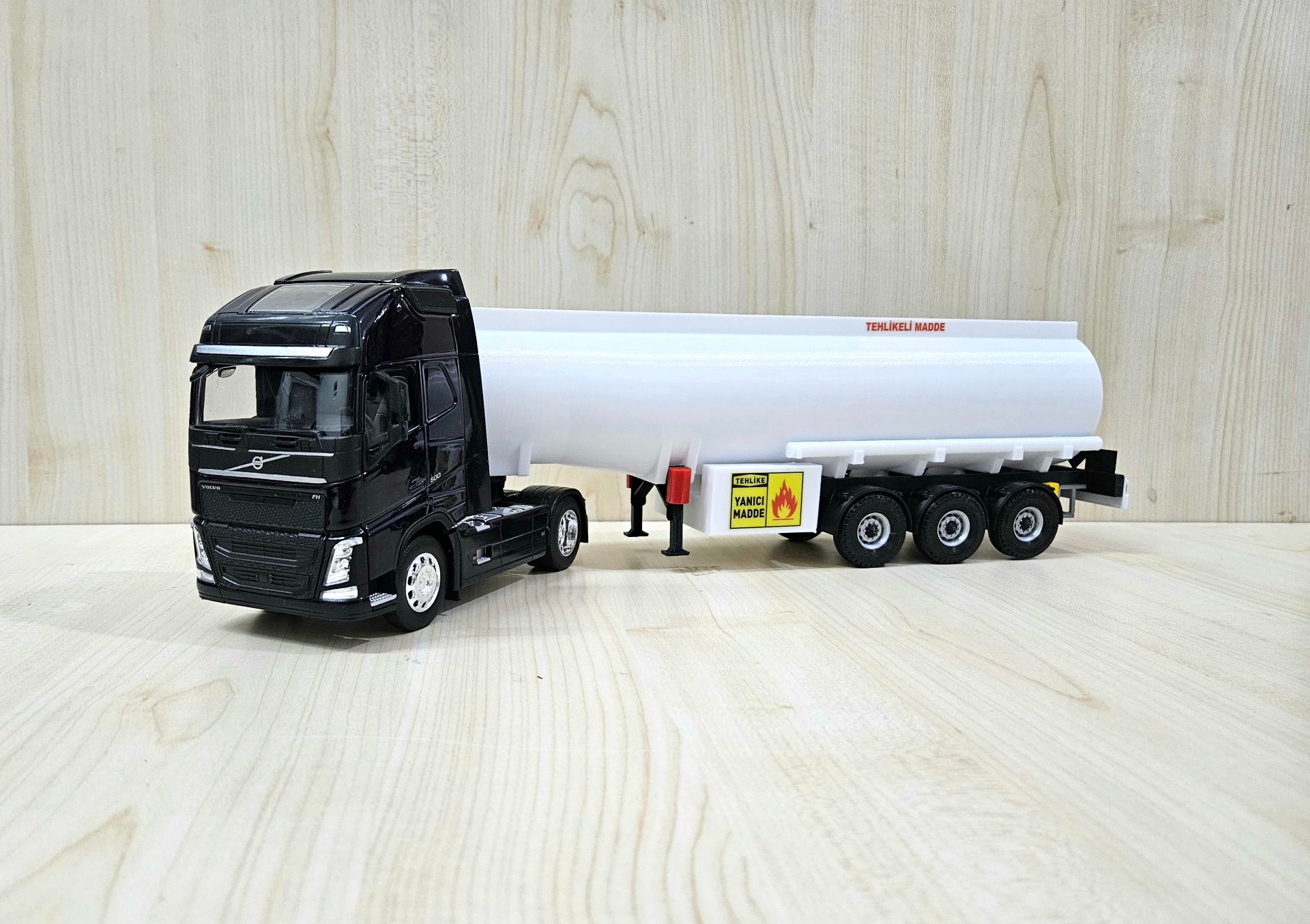 1/32 WELLY LACİVERT VOLVO FH4 TANKER DORSELİ TIR