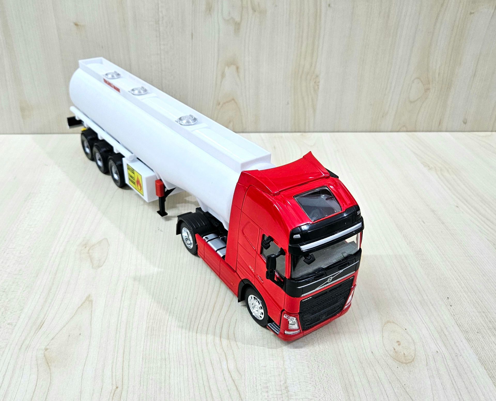 1/32 WELLY KIRMIZI VOLVO FH4 TANKER DORSELİ TIR
