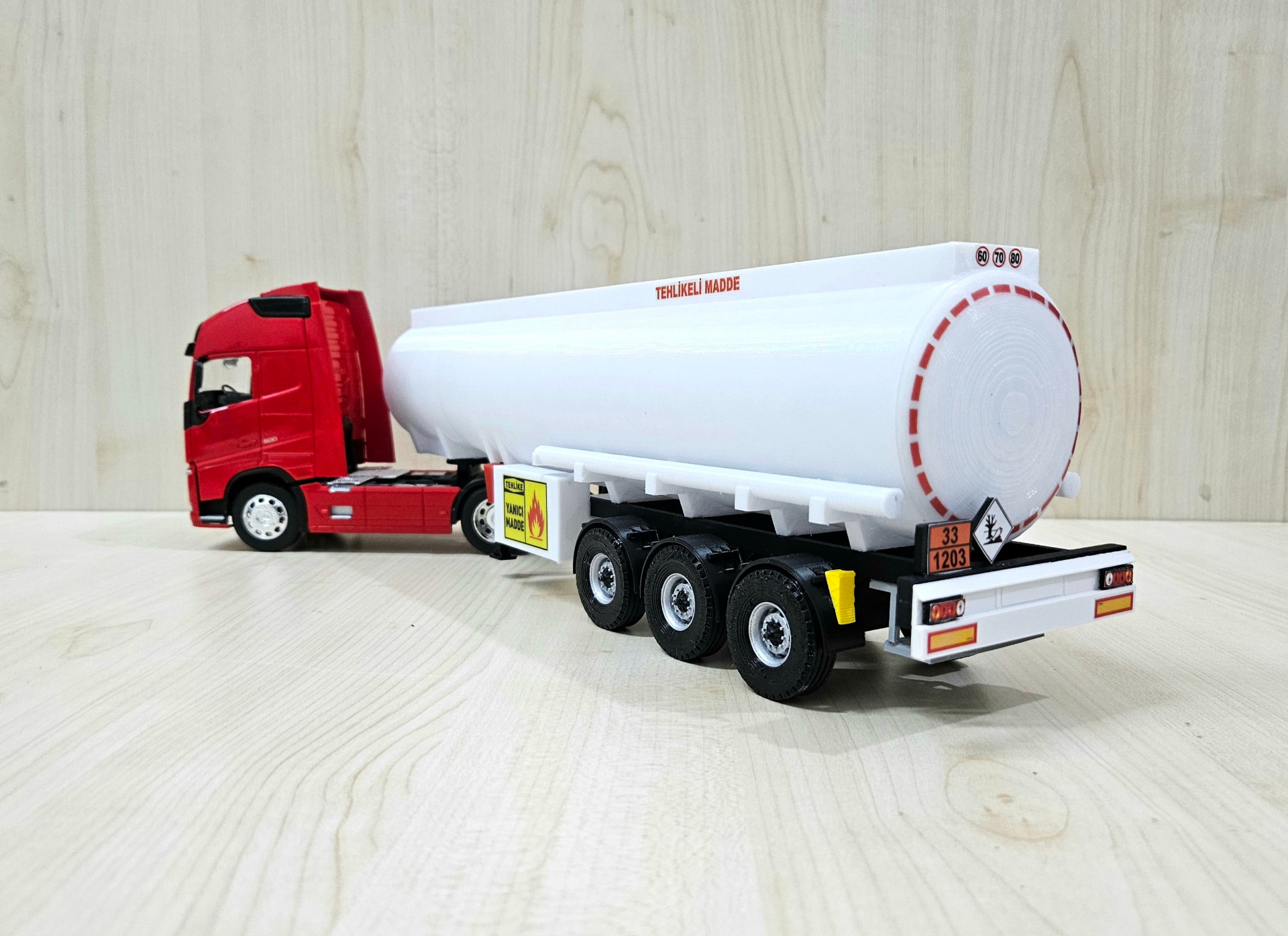 1/32 WELLY KIRMIZI VOLVO FH4 TANKER DORSELİ TIR
