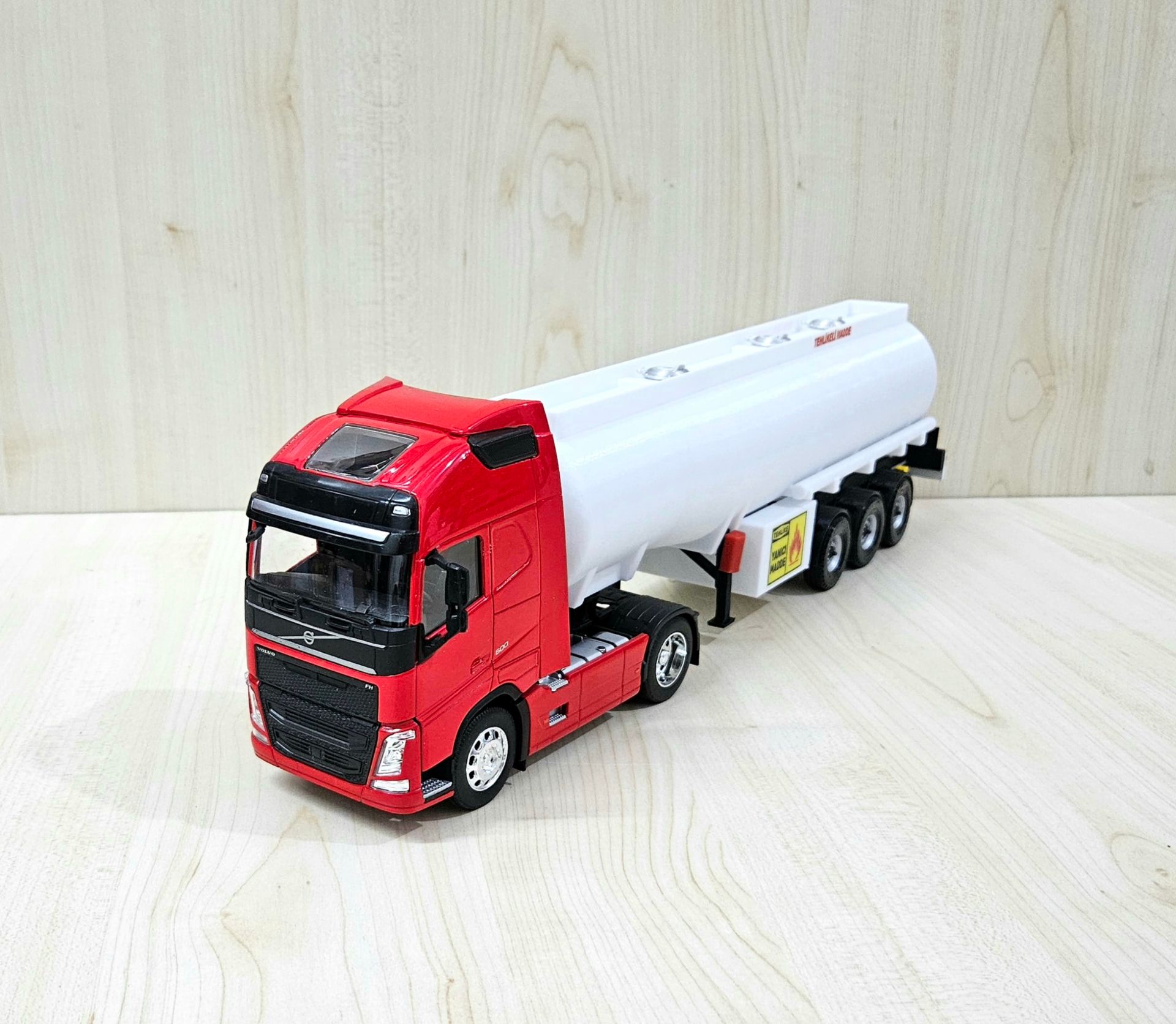 1/32 WELLY KIRMIZI VOLVO FH4 TANKER DORSELİ TIR