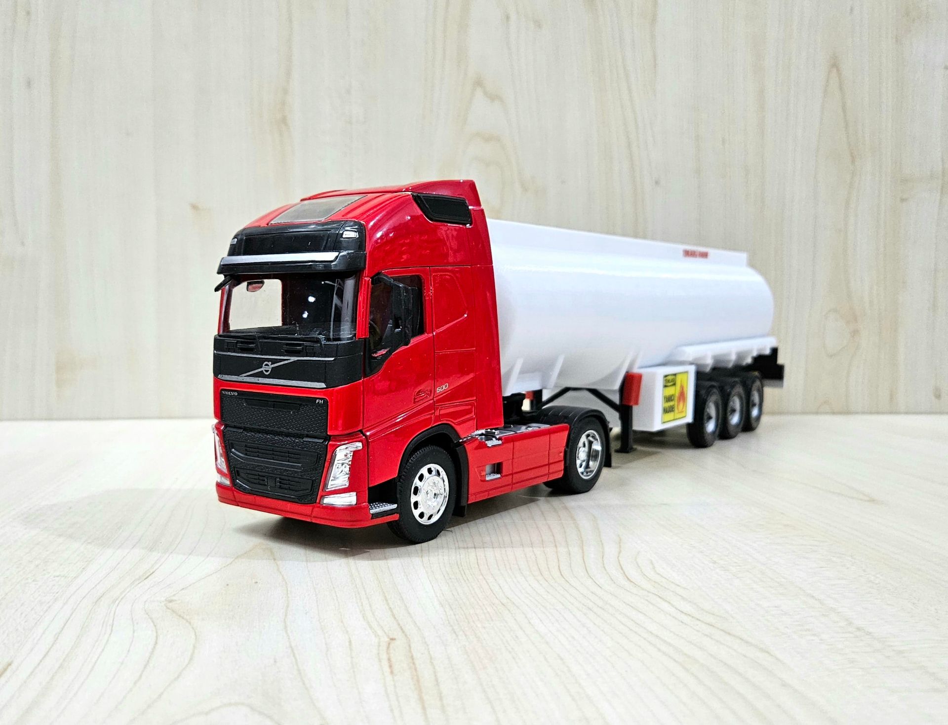 1/32 WELLY KIRMIZI VOLVO FH4 TANKER DORSELİ TIR