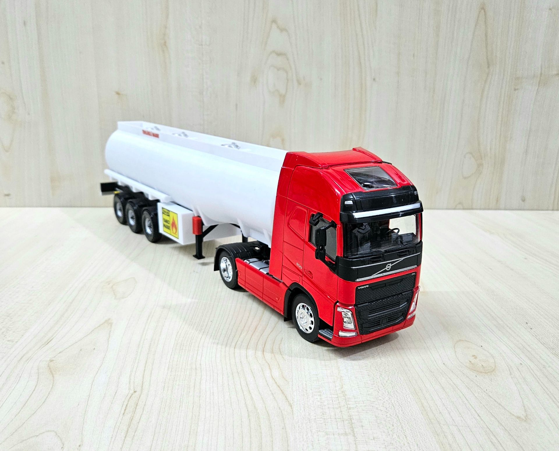 1/32 WELLY KIRMIZI VOLVO FH4 TANKER DORSELİ TIR