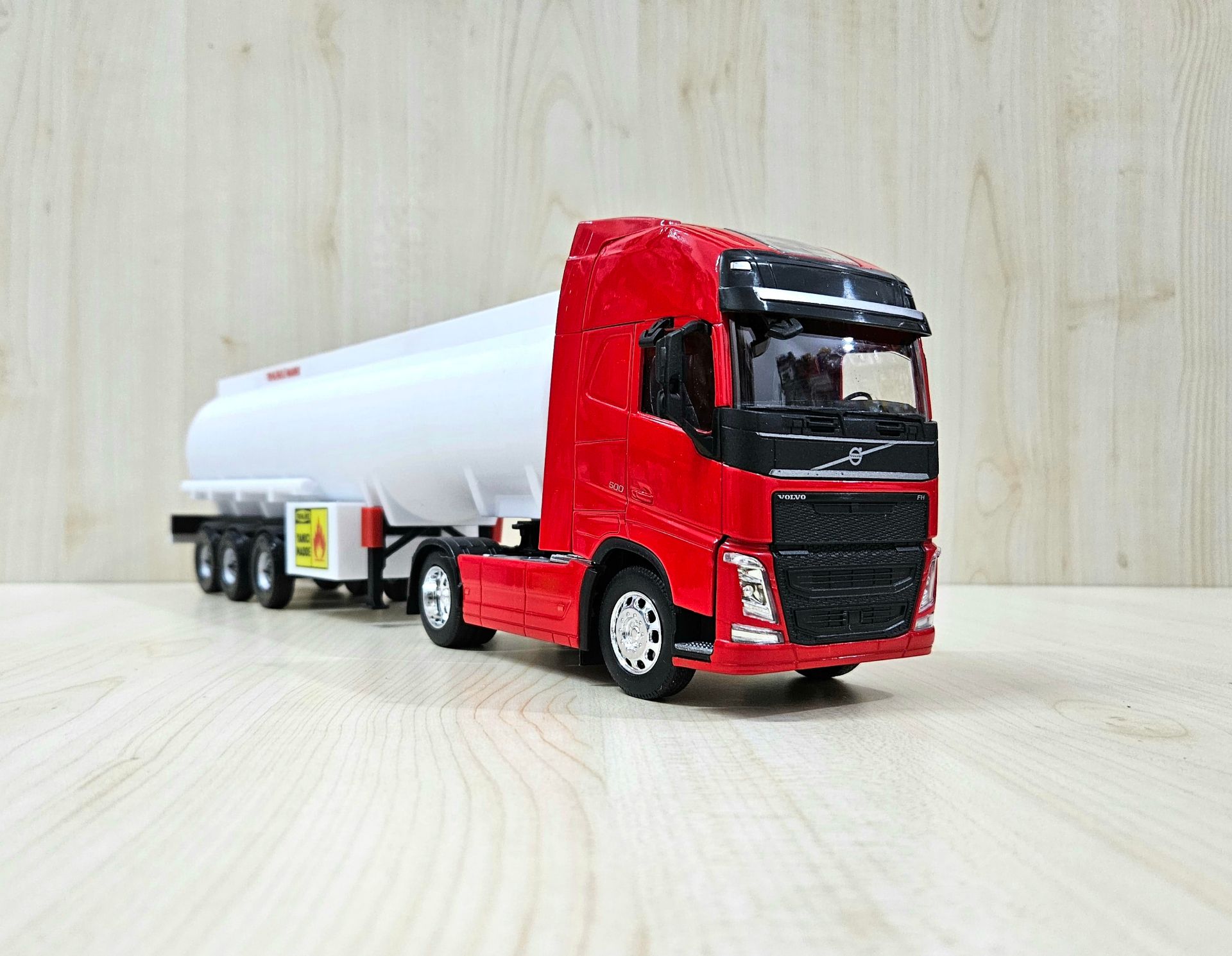 1/32 WELLY KIRMIZI VOLVO FH4 TANKER DORSELİ TIR