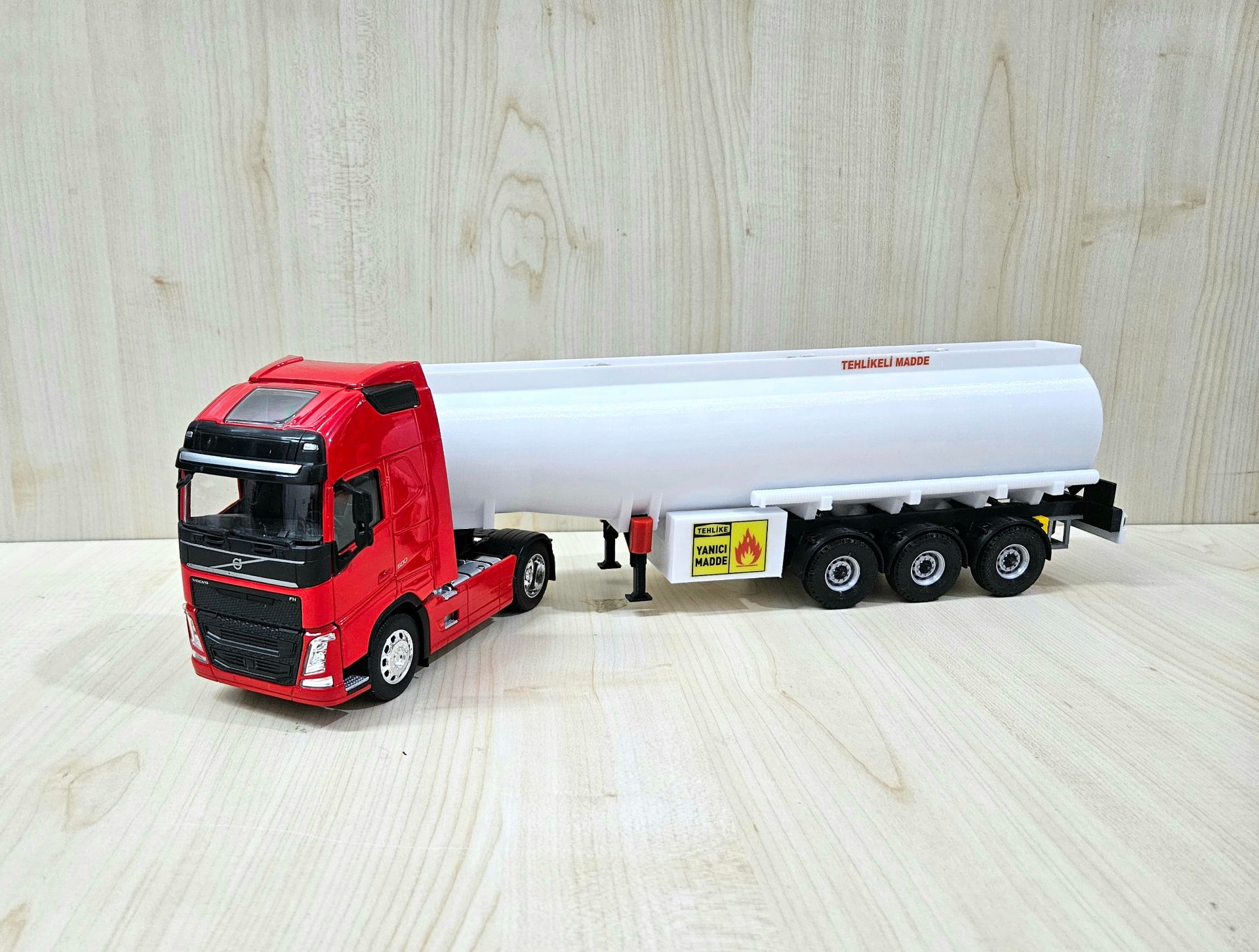 1/32 WELLY KIRMIZI VOLVO FH4 TANKER DORSELİ TIR