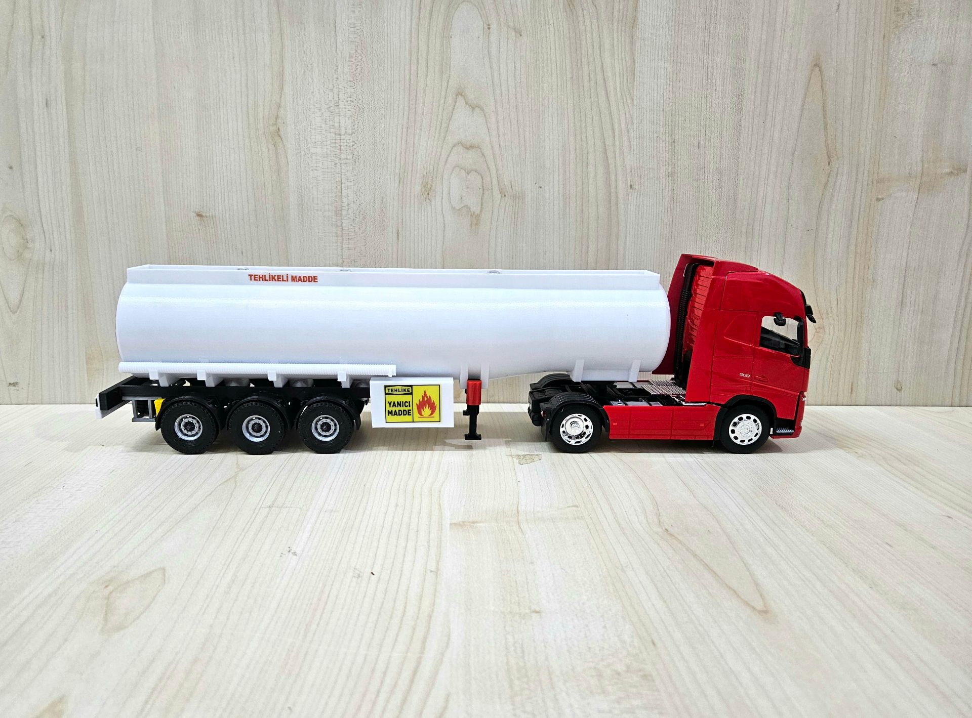 1/32 WELLY KIRMIZI VOLVO FH4 TANKER DORSELİ TIR