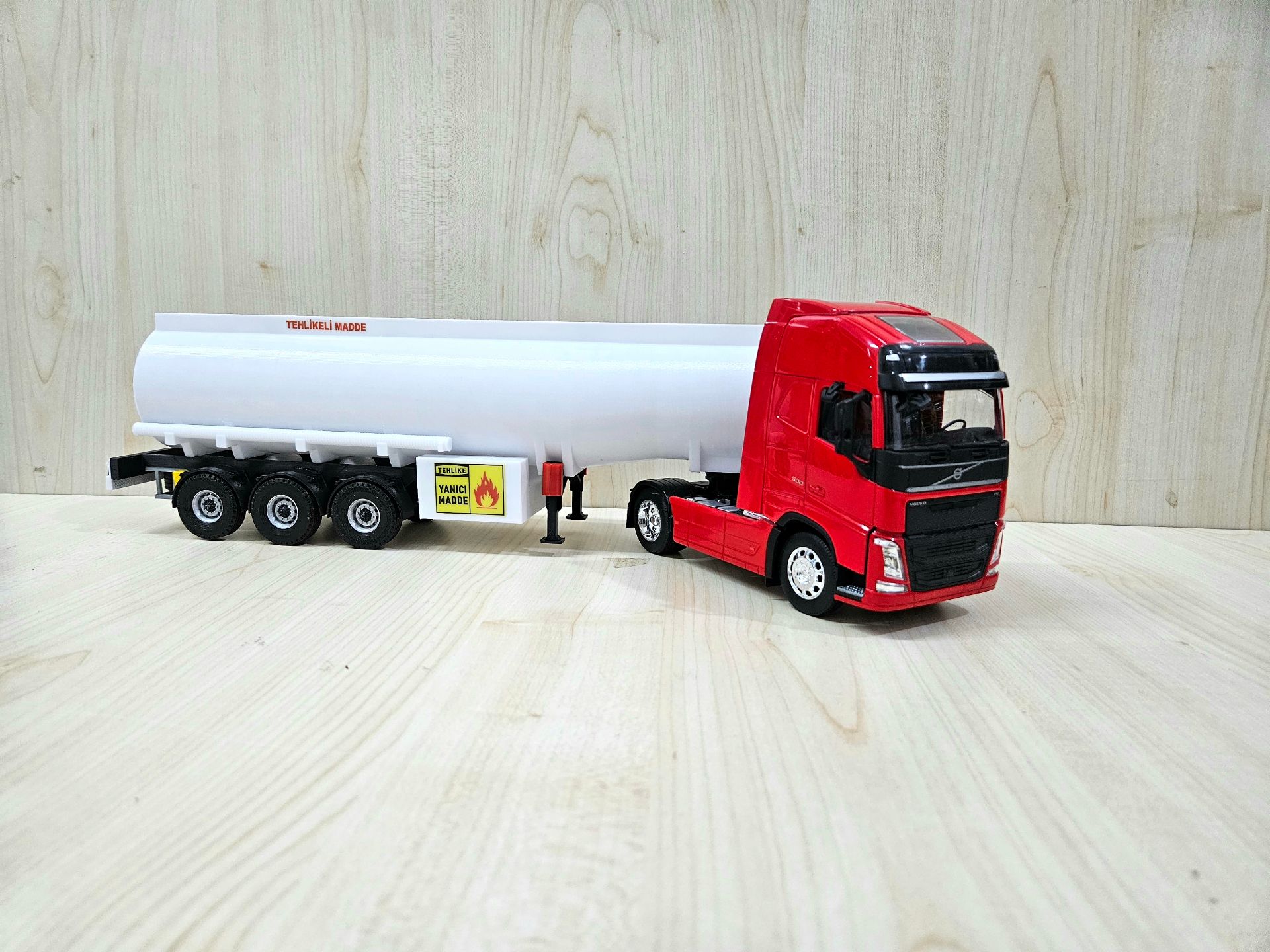 1/32 WELLY KIRMIZI VOLVO FH4 TANKER DORSELİ TIR