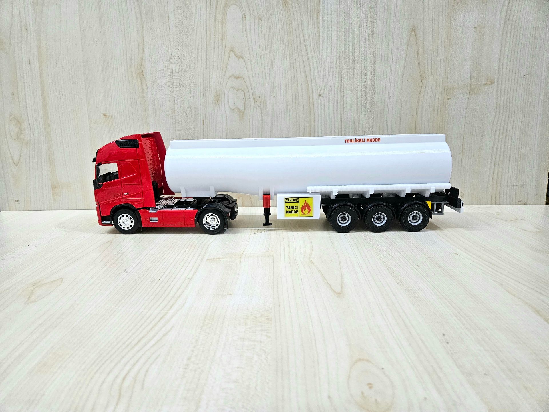 1/32 WELLY KIRMIZI VOLVO FH4 TANKER DORSELİ TIR