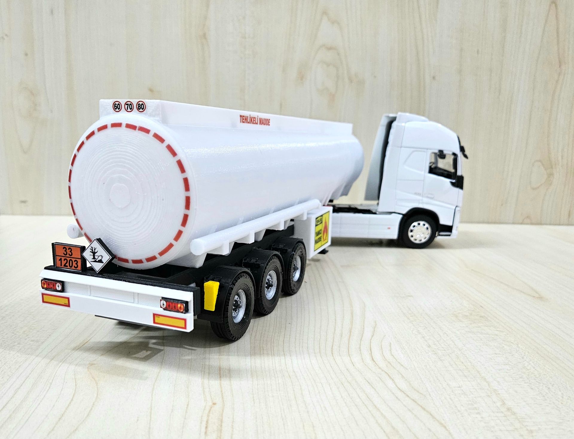 1/32 WELLY BEYAZ VOLVO FH4 TANKER DORSELİ TIR