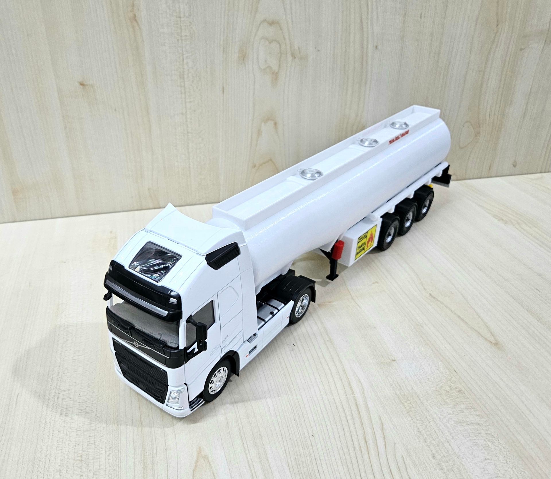 1/32 WELLY BEYAZ VOLVO FH4 TANKER DORSELİ TIR
