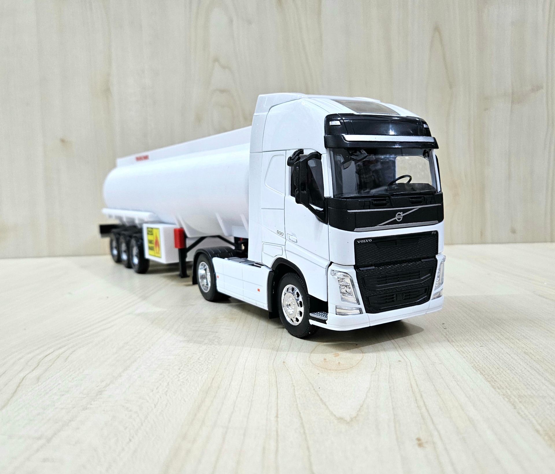 1/32 WELLY BEYAZ VOLVO FH4 TANKER DORSELİ TIR