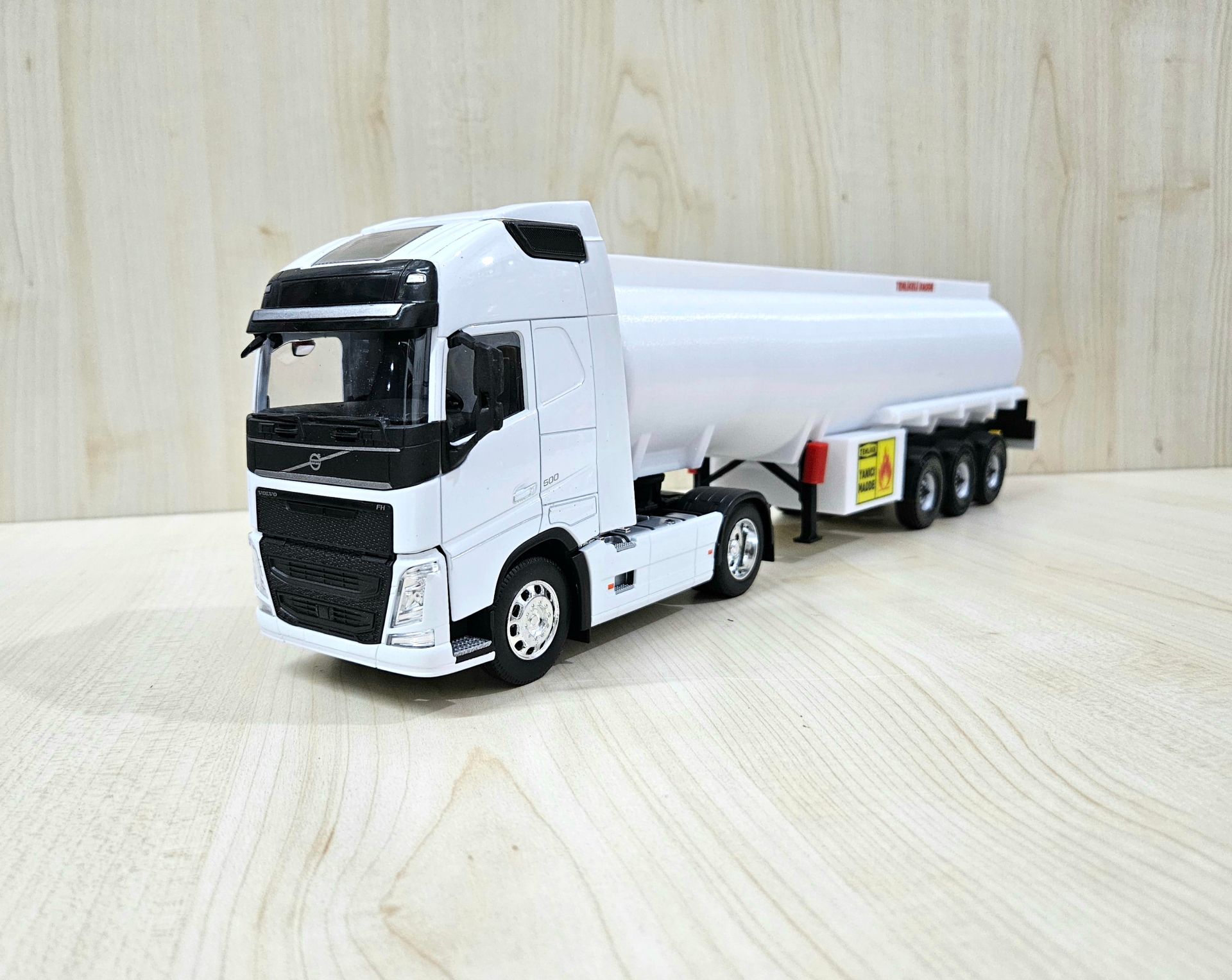 1/32 WELLY BEYAZ VOLVO FH4 TANKER DORSELİ TIR