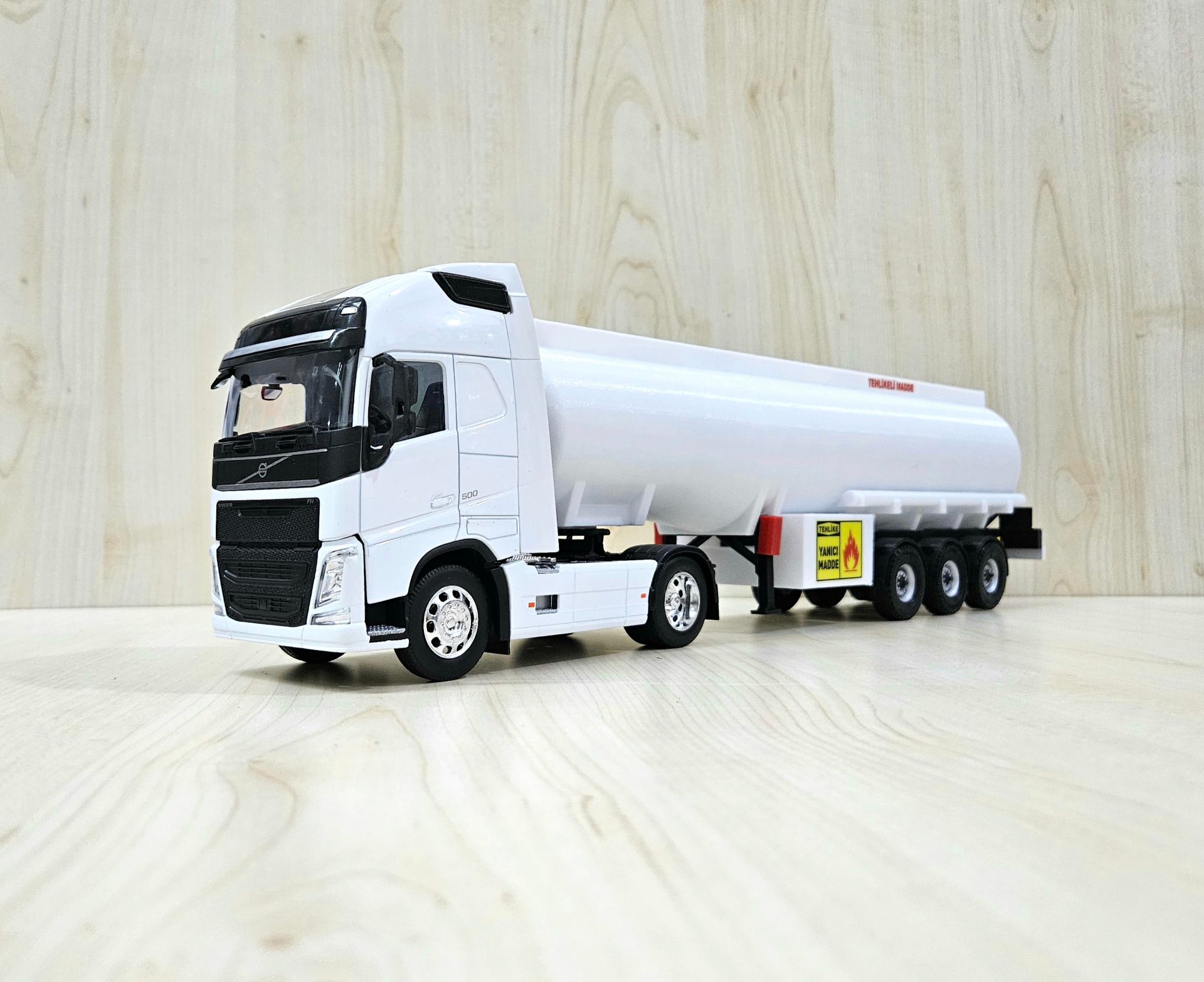 1/32 WELLY BEYAZ VOLVO FH4 TANKER DORSELİ TIR