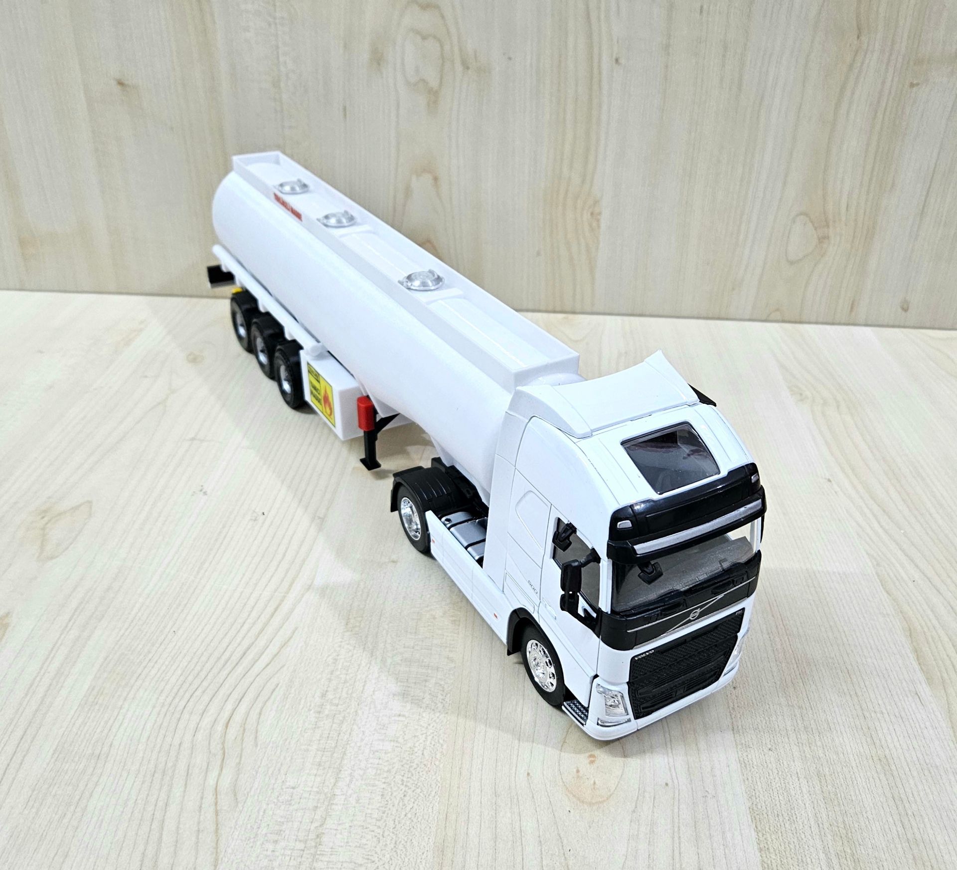 1/32 WELLY BEYAZ VOLVO FH4 TANKER DORSELİ TIR