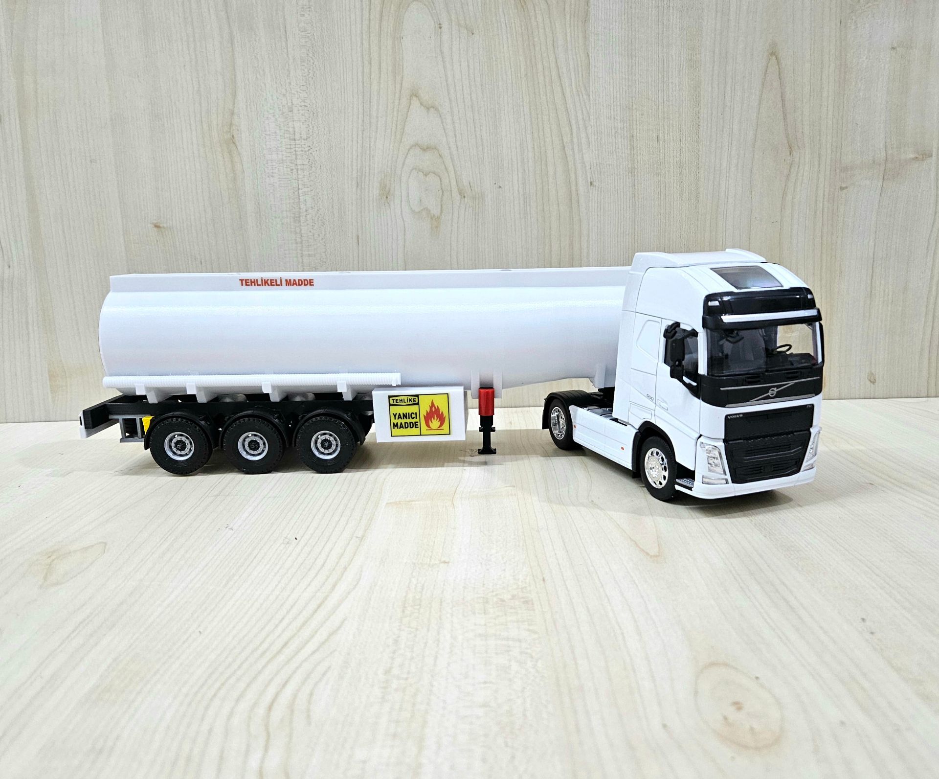 1/32 WELLY BEYAZ VOLVO FH4 TANKER DORSELİ TIR