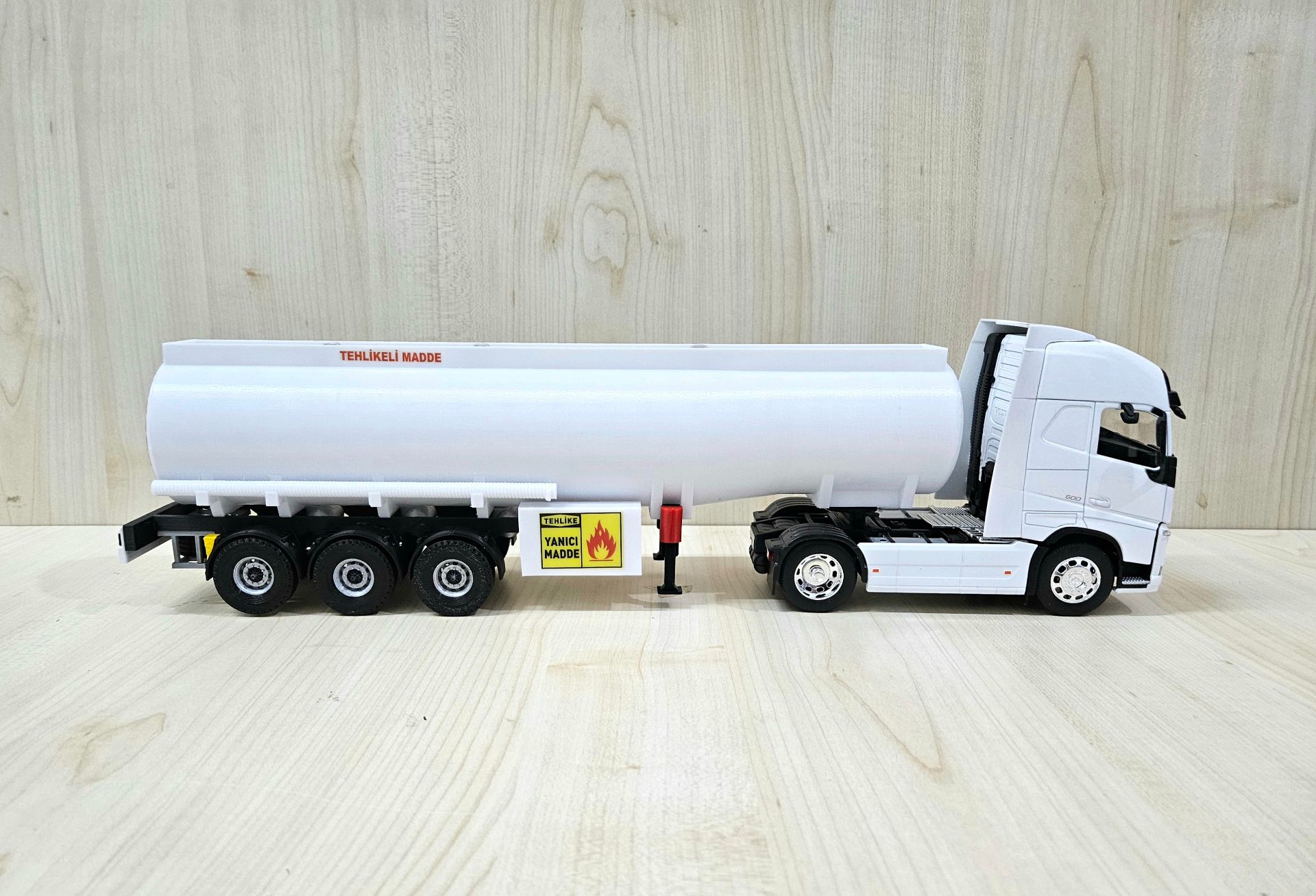 1/32 WELLY BEYAZ VOLVO FH4 TANKER DORSELİ TIR