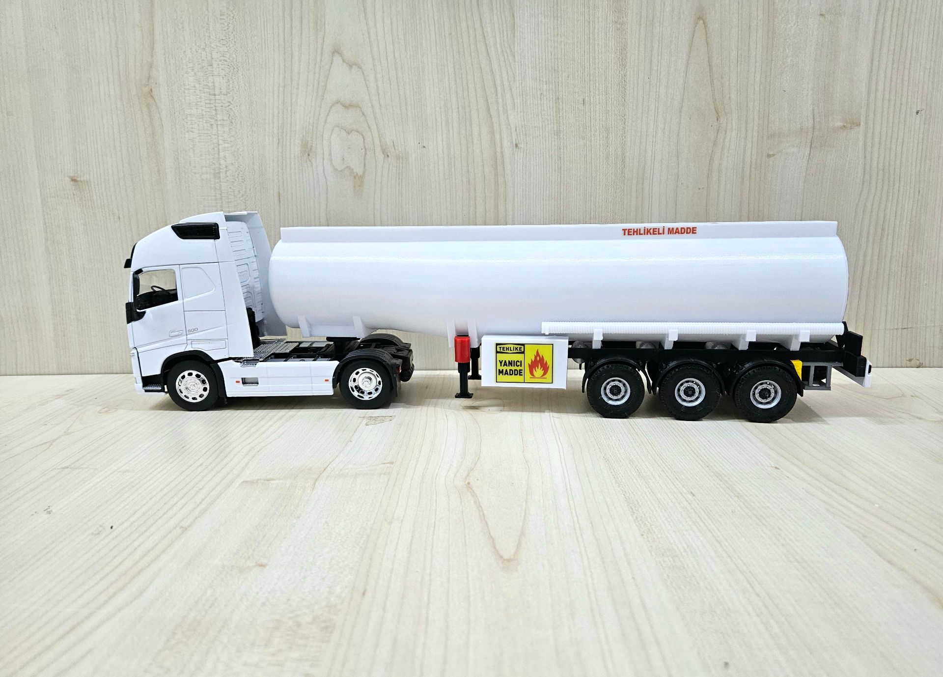 1/32 WELLY BEYAZ VOLVO FH4 TANKER DORSELİ TIR