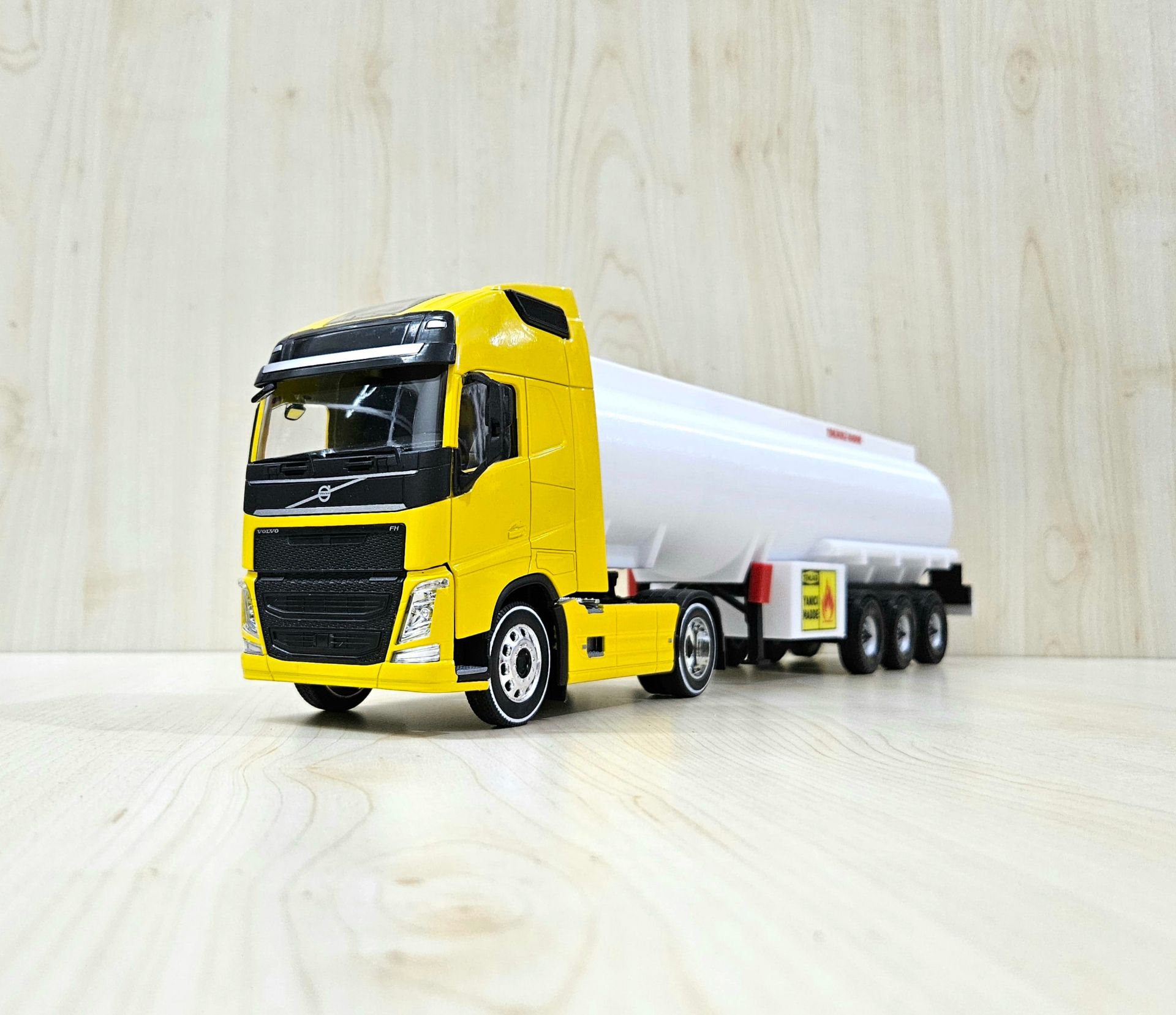 1/32 WELLY SARI VOLVO FH4 TANKER DORSELİ TIR