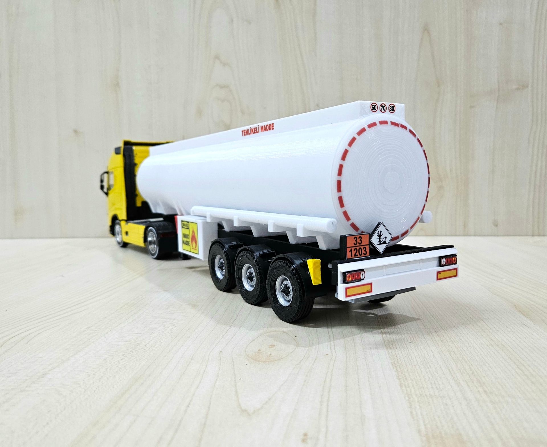 1/32 WELLY SARI VOLVO FH4 TANKER DORSELİ TIR