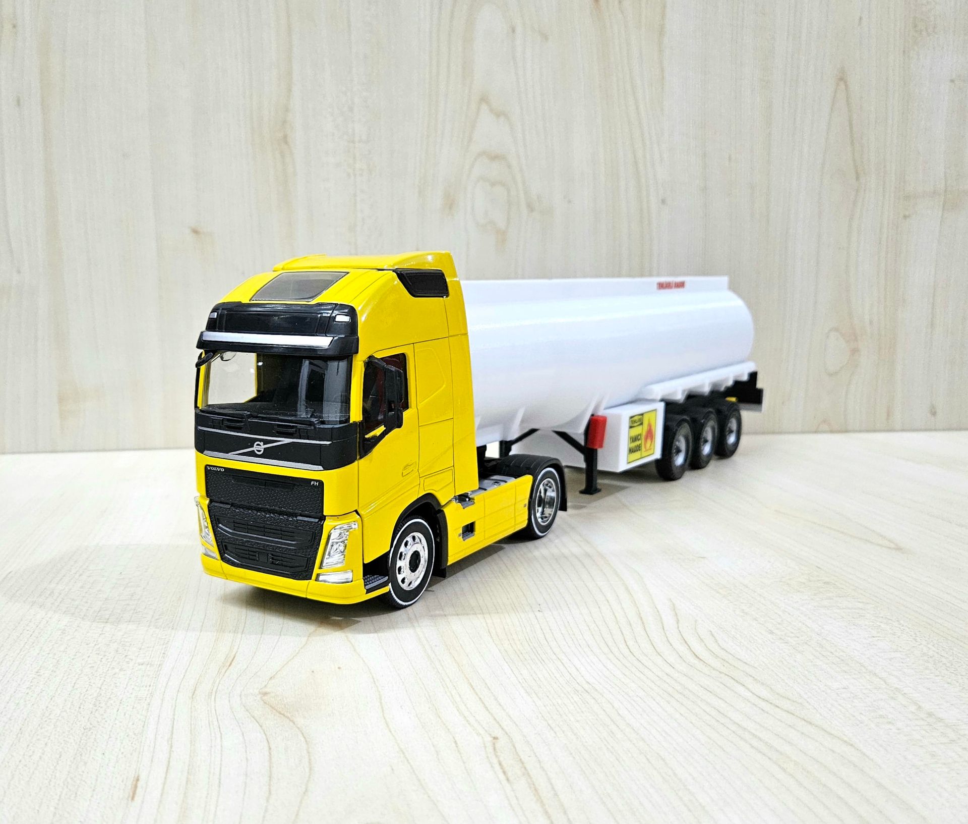 1/32 WELLY SARI VOLVO FH4 TANKER DORSELİ TIR