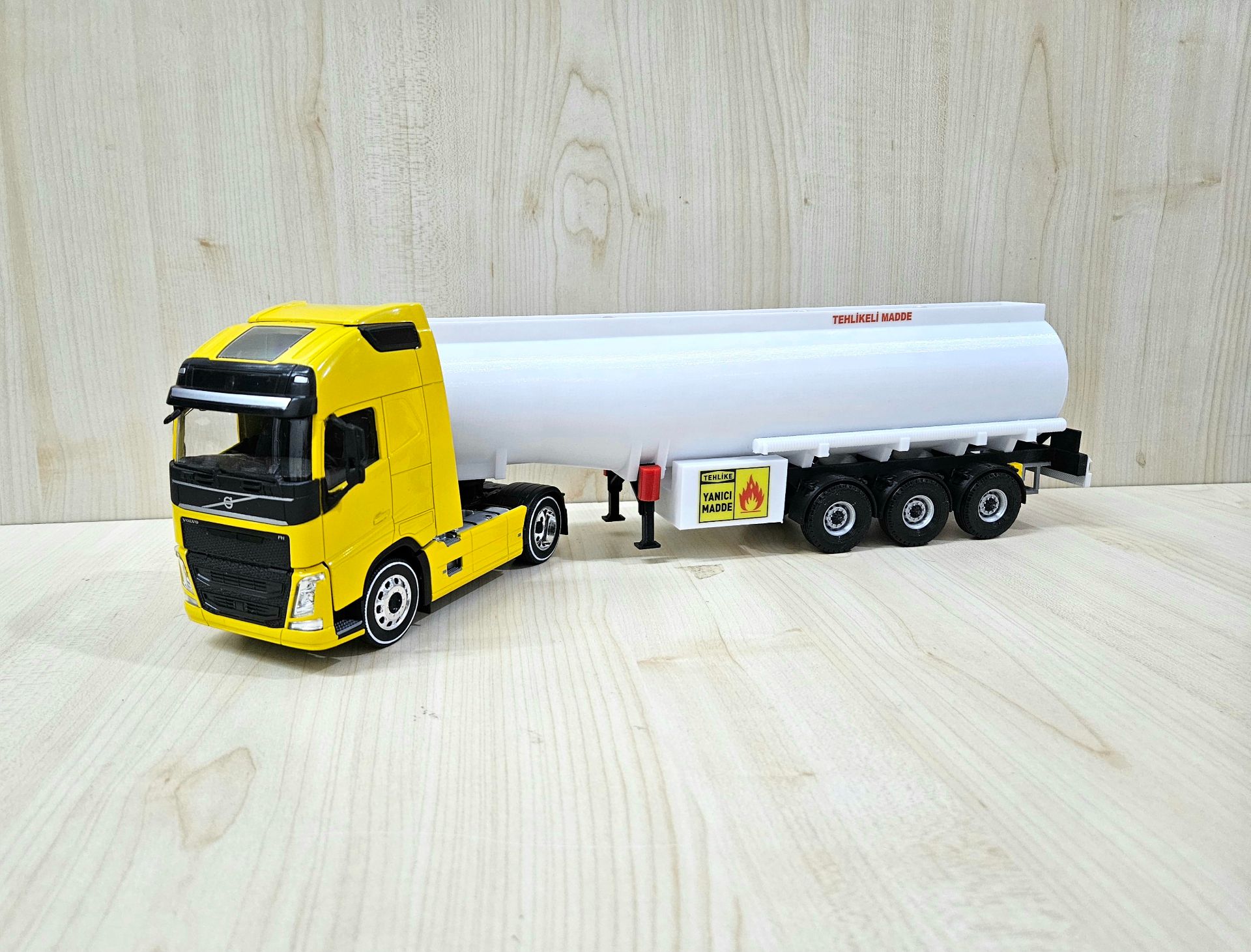 1/32 WELLY SARI VOLVO FH4 TANKER DORSELİ TIR