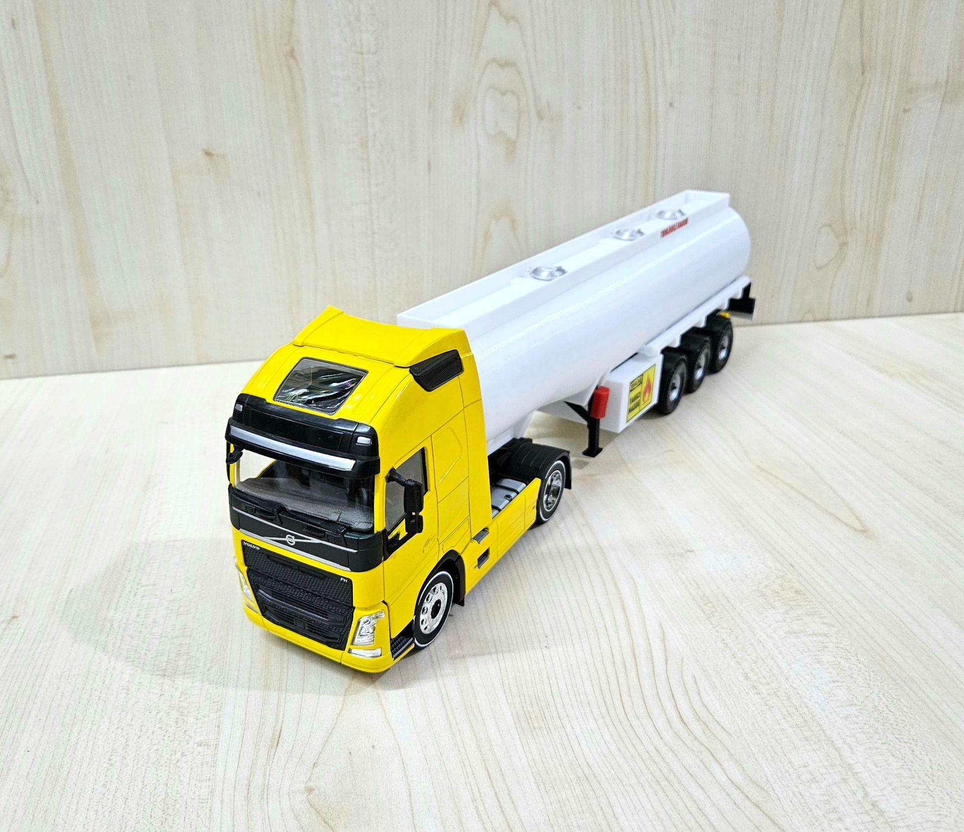 1/32 WELLY SARI VOLVO FH4 TANKER DORSELİ TIR