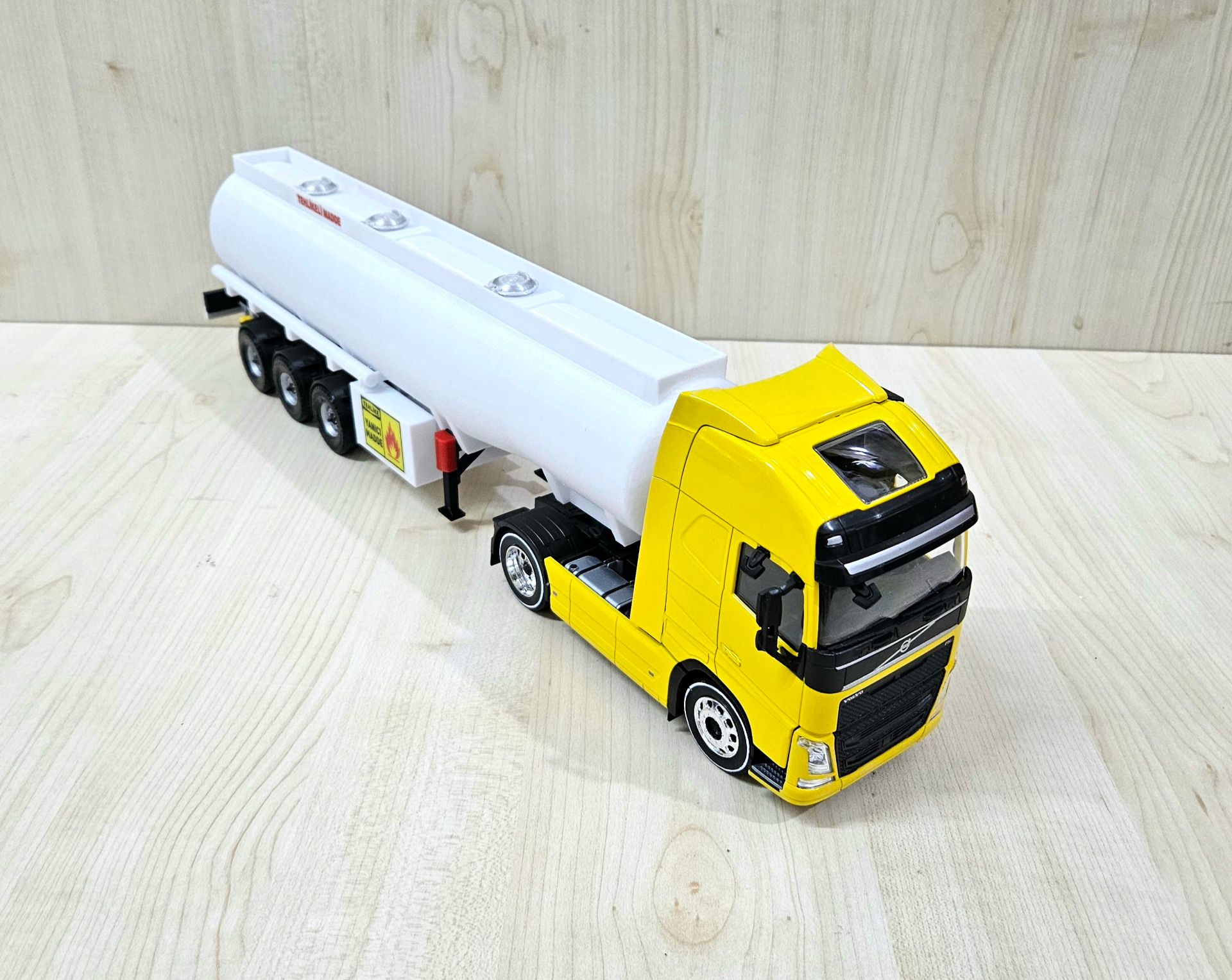 1/32 WELLY SARI VOLVO FH4 TANKER DORSELİ TIR
